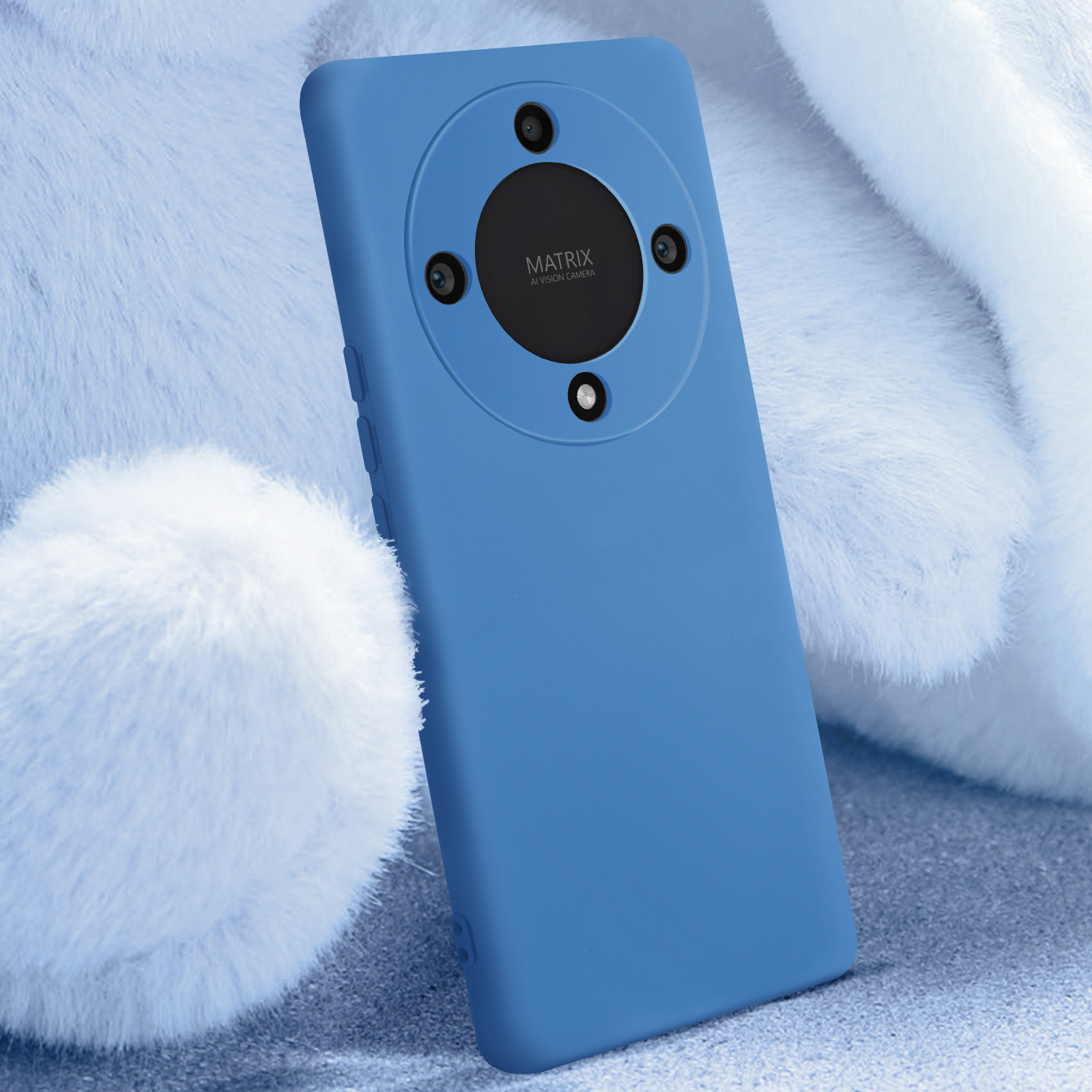 Custodia blu con design fotocamera circolare, su superficie bianca pelosa.