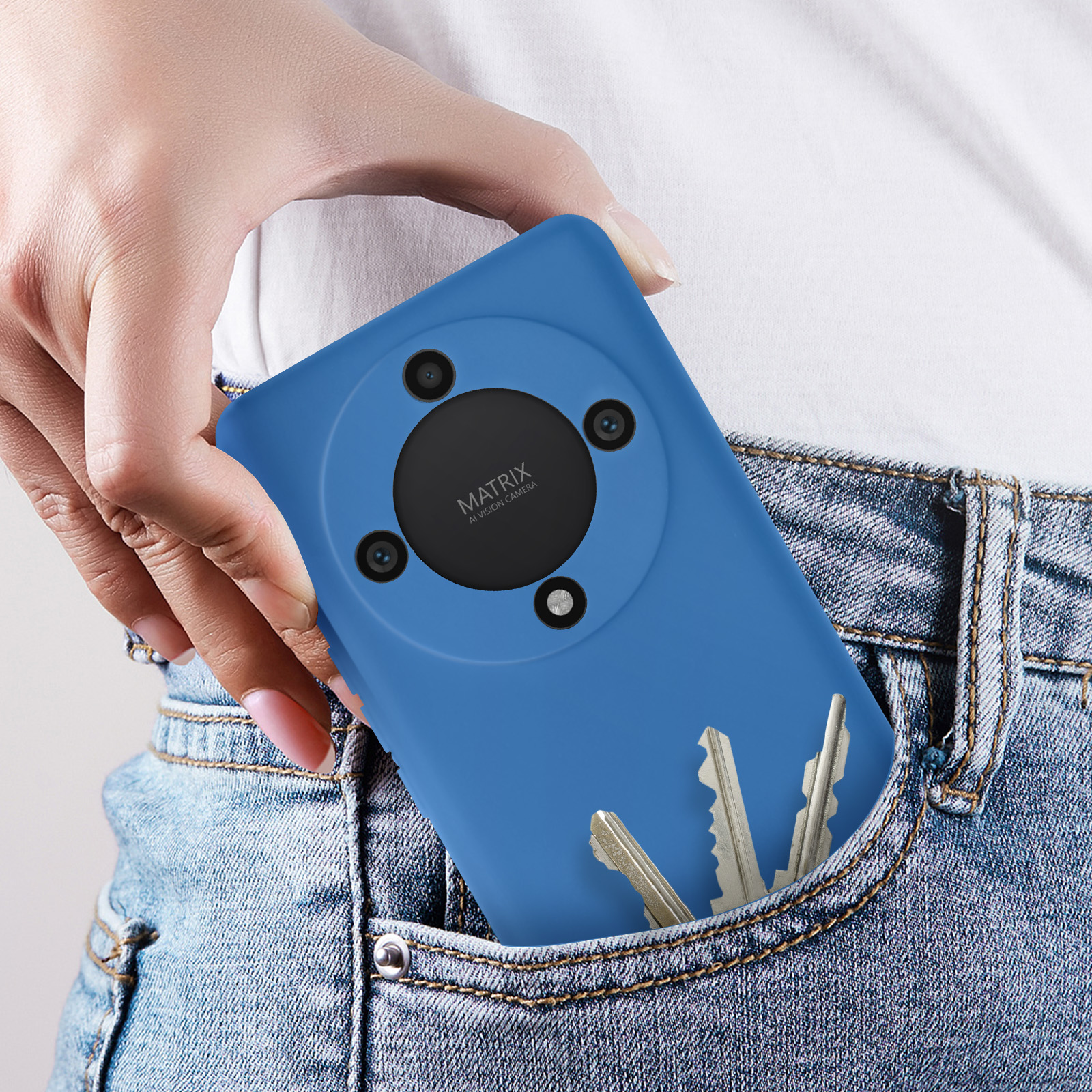 La mano di una persona in una tasca dei jeans, che tiene una custodia blu per telefono con chiavi.