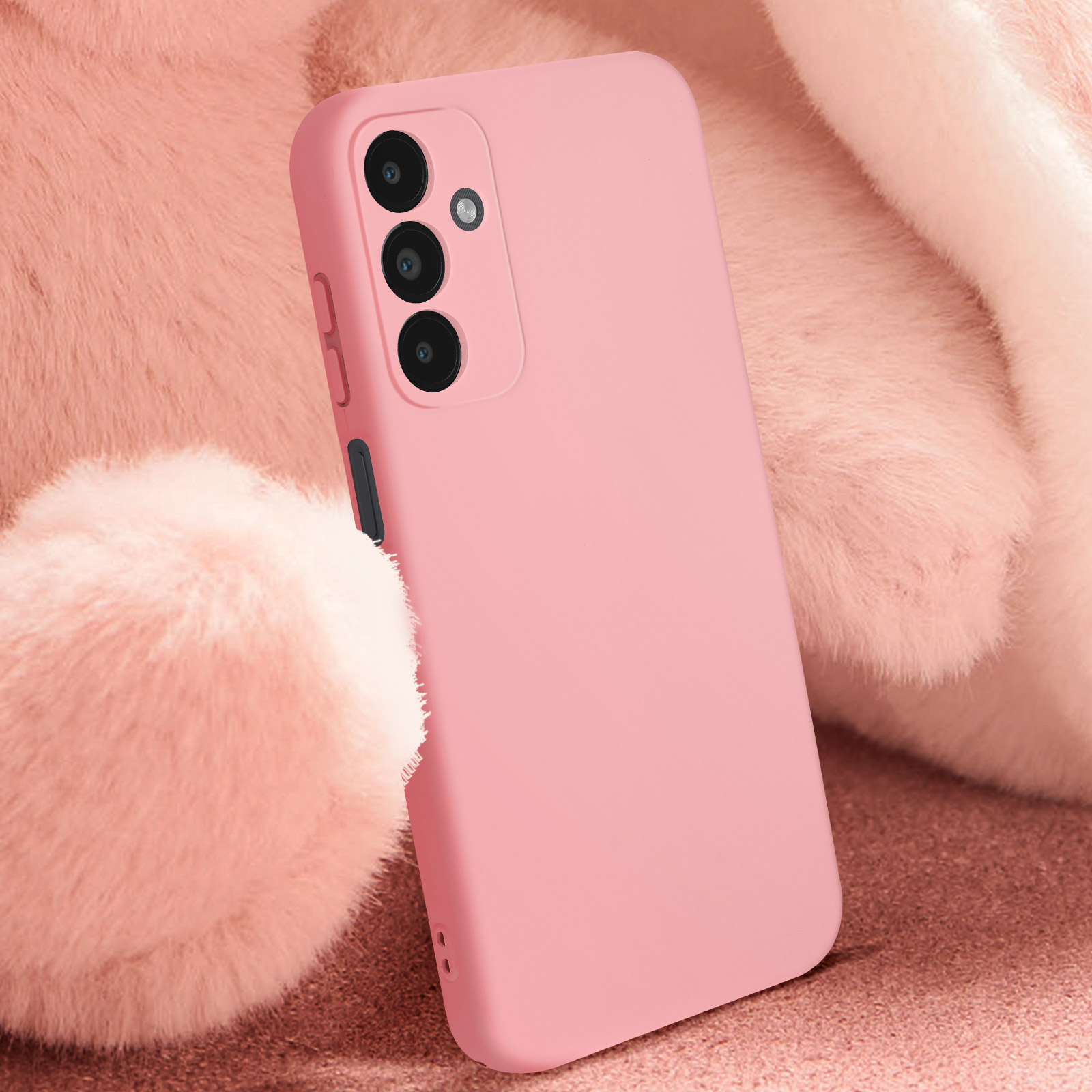 Una custodia rosa per telefono con sfondo rosa. Un telefono con tre fotocamere.