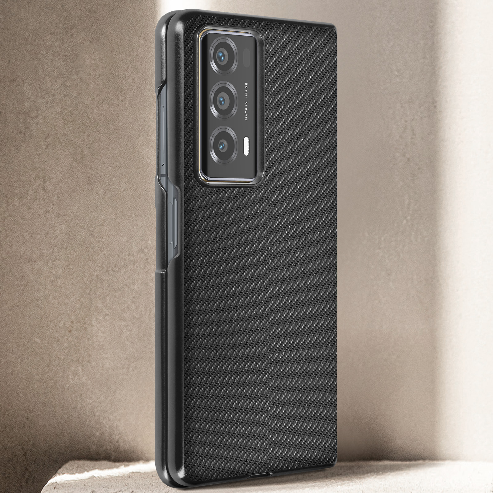 Custodia per telefono nera con motivo strutturato. Il telefono è in posizione piegata.