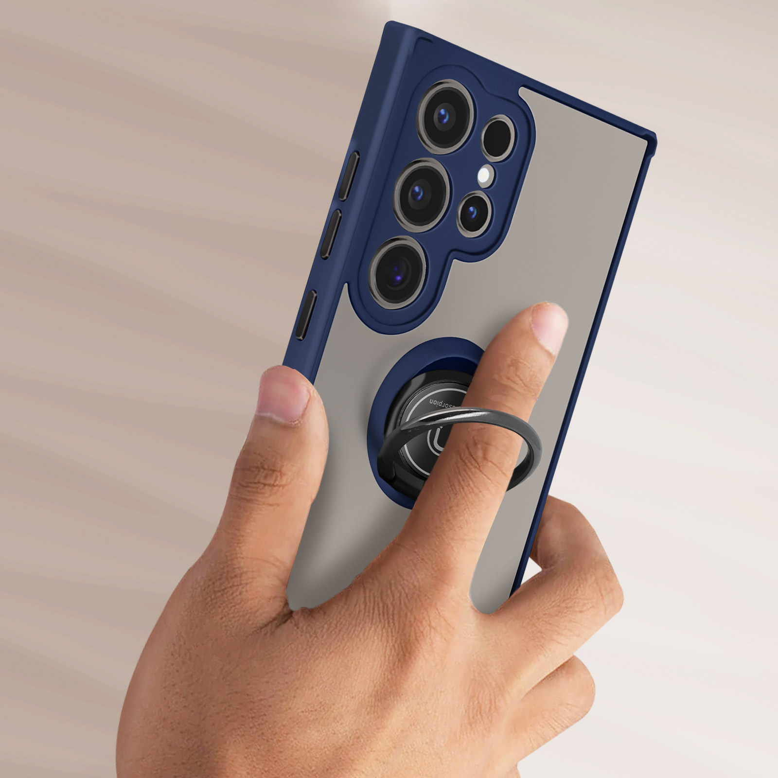 Mano che tiene un telefono blu e grigio con un'impugnatura ad anello. Il telefono ha più lenti.