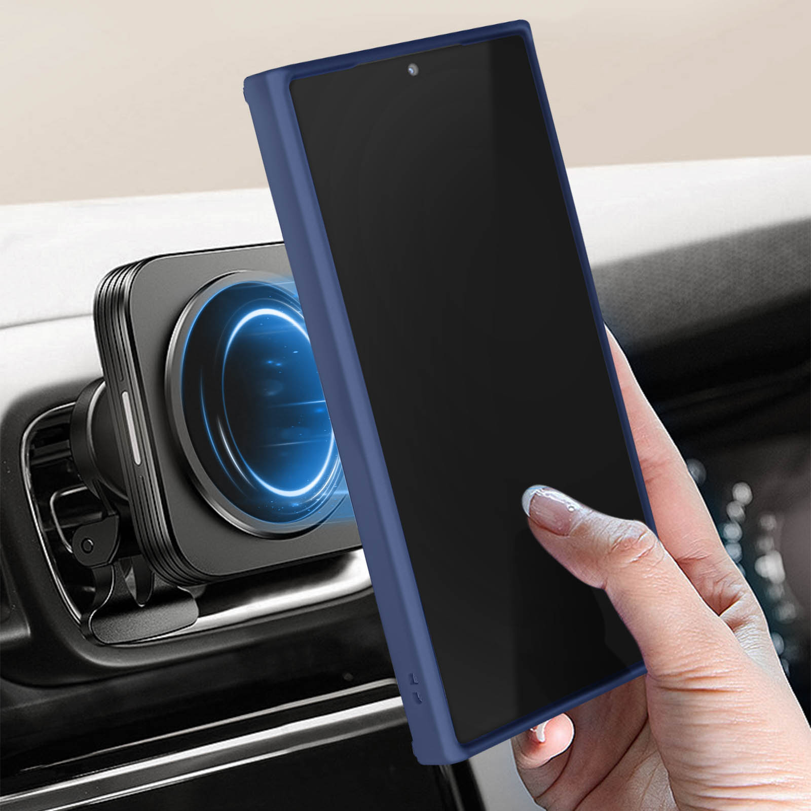 Un telefono con custodia blu è tenuto vicino a un supporto per bocchetta dell'auto. Lo schermo è nero.
