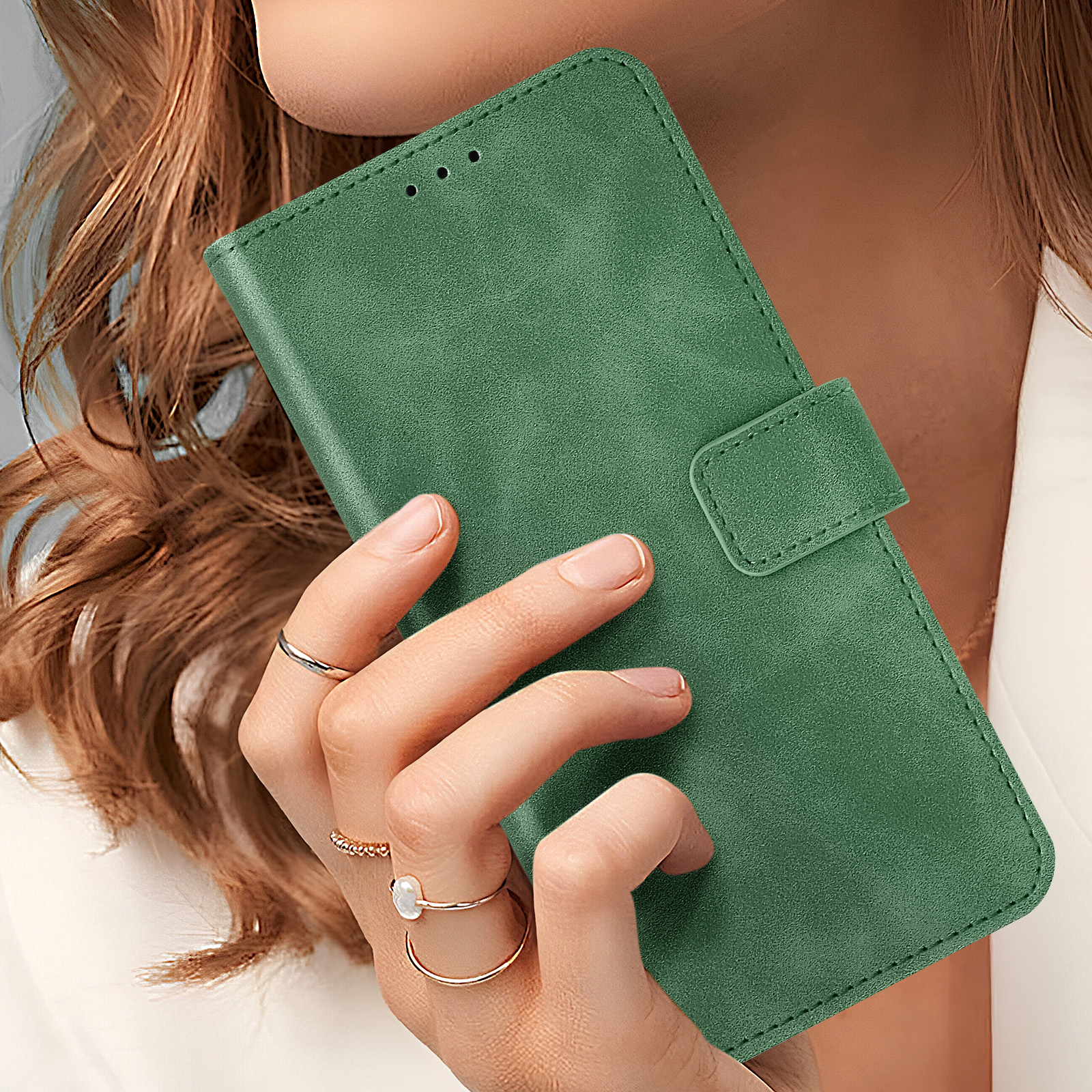 Una custodia per telefono verde tenuta in mano. La custodia è in stile a portafoglio.