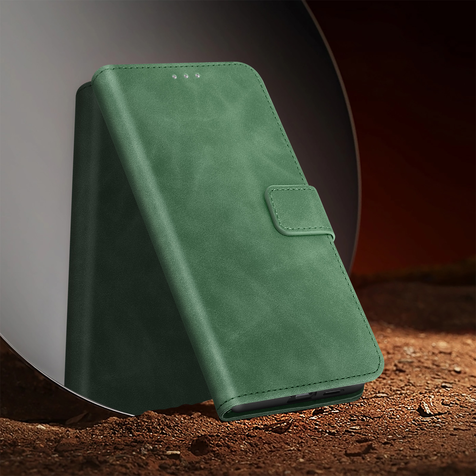 Custodia verde per telefono, aperta. La custodia è su una superficie marrone.