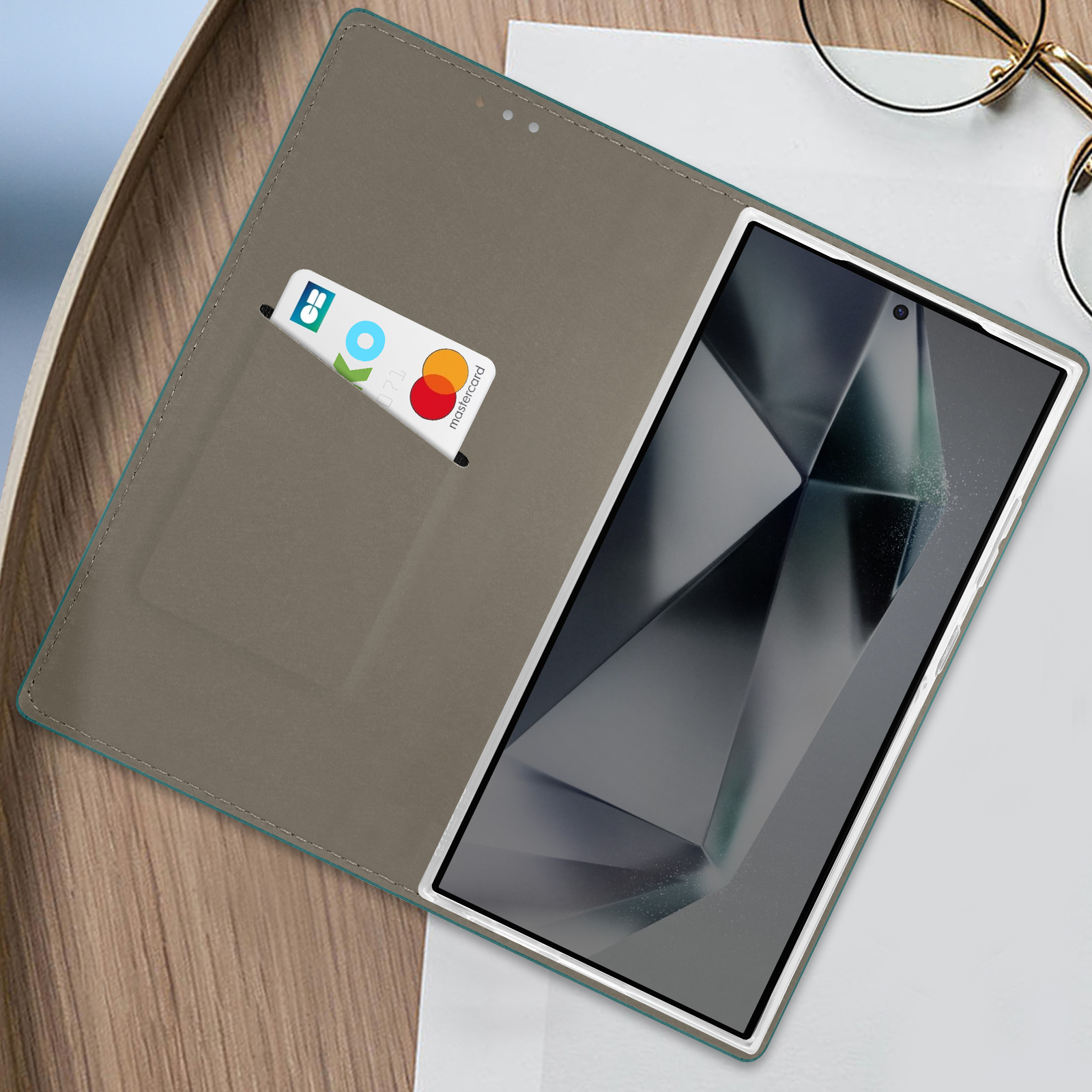 Tablet-Hülle mit Kreditkarte und Tablet. Hülle ist offen, mit blauem Rand.