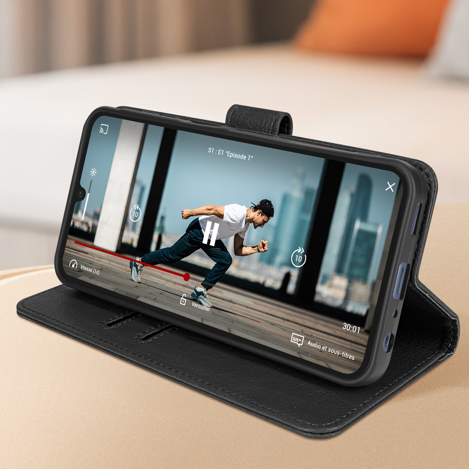 Ein Telefon, das ein Video auf einer schwarzen Lederhülle abspielt.