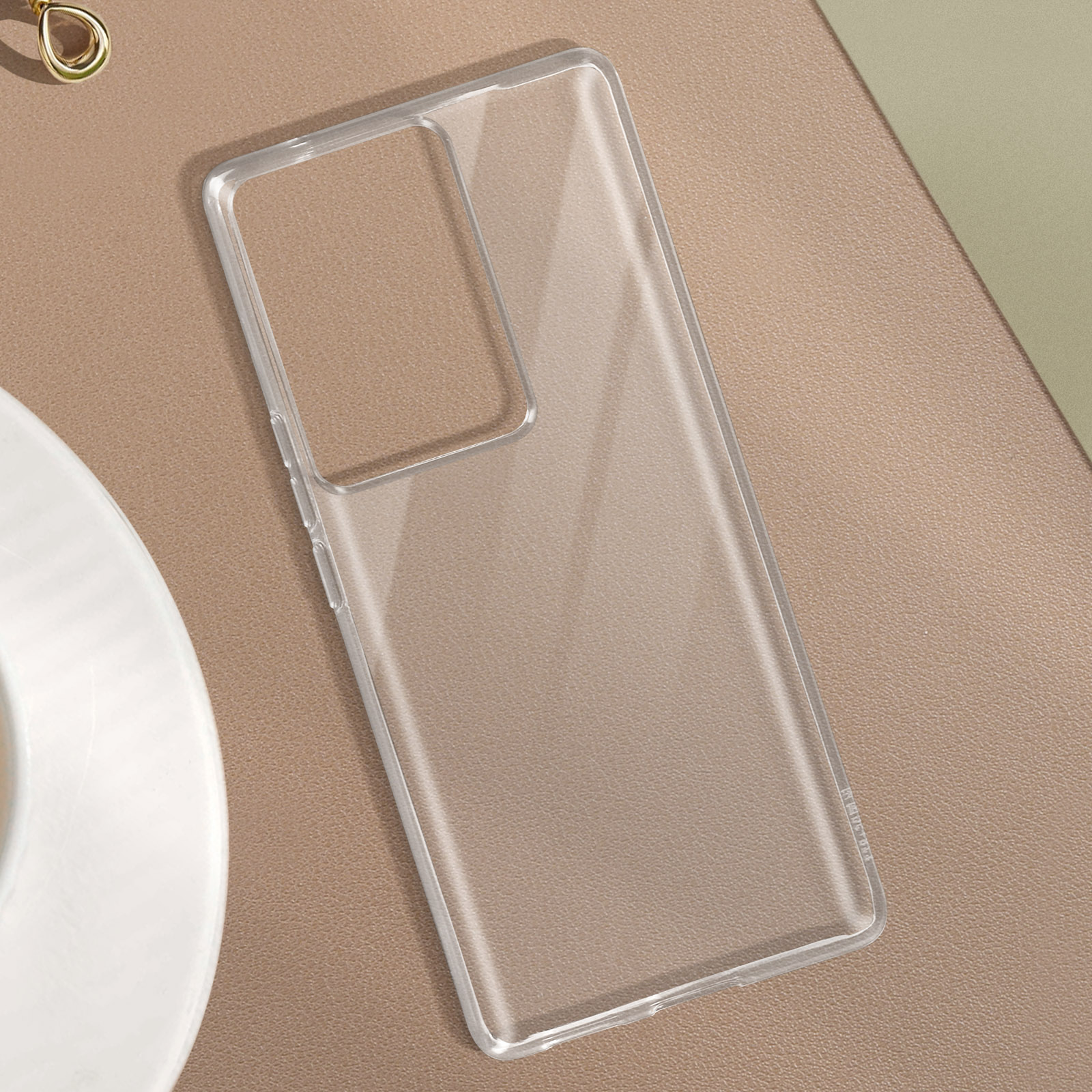 Custodia per telefono color pesca con fessura per carte. Una carta di credito è visibile e un telefono d'argento.