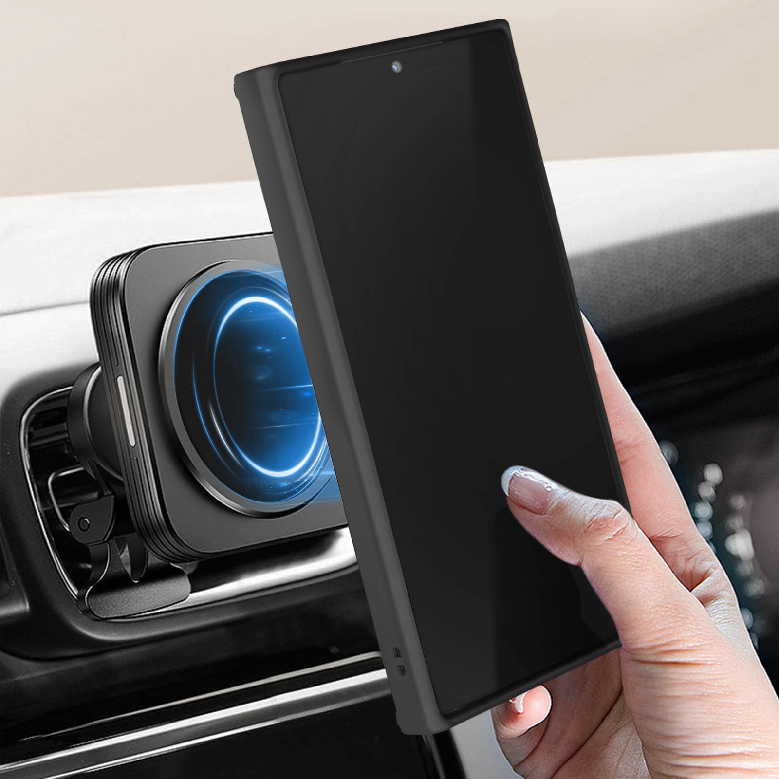 Telefono nero collegato a un supporto per auto. Una mano raggiunge il telefono.