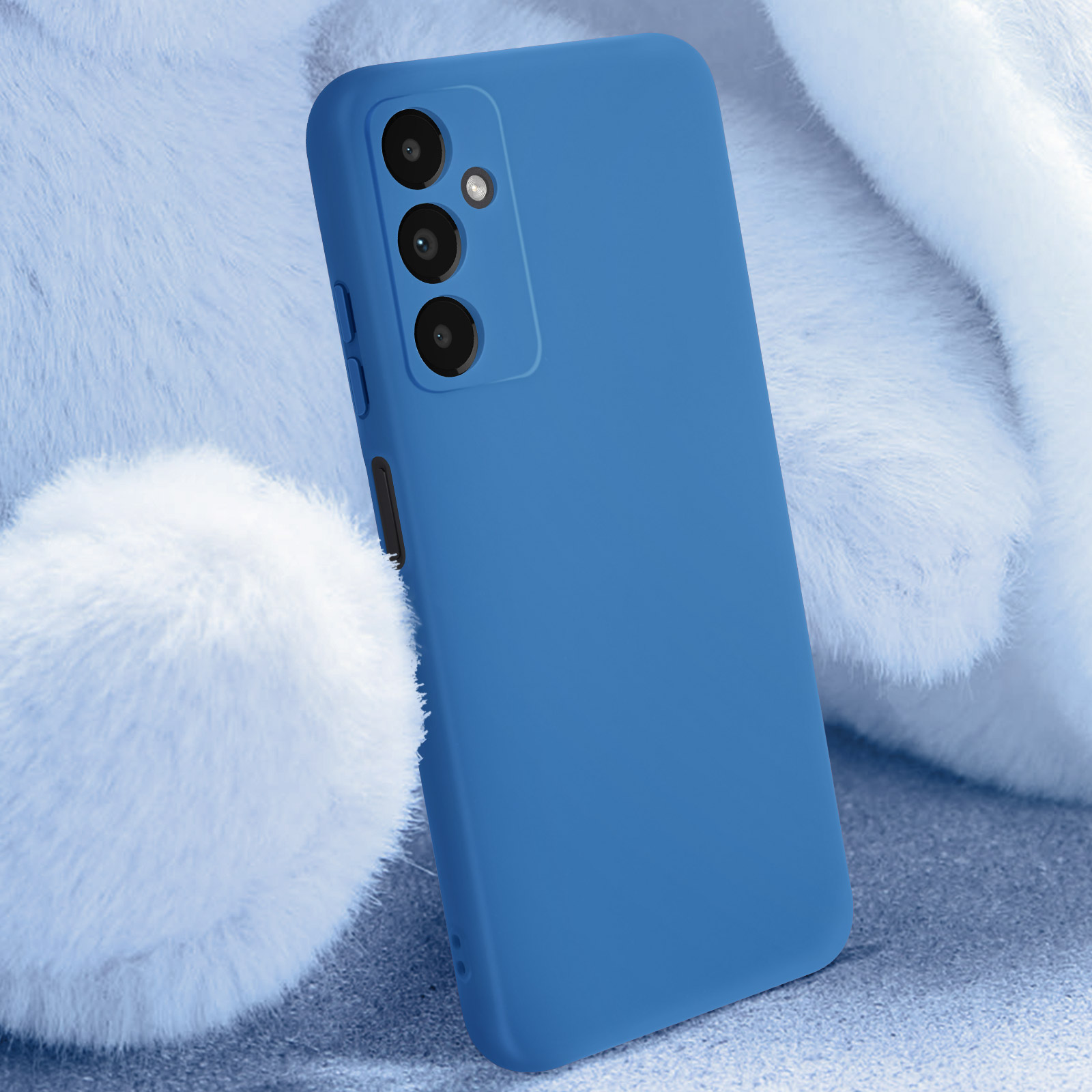 Custodia per telefono su superficie soffice. Custodia blu. Telefono con 3 fotocamere.