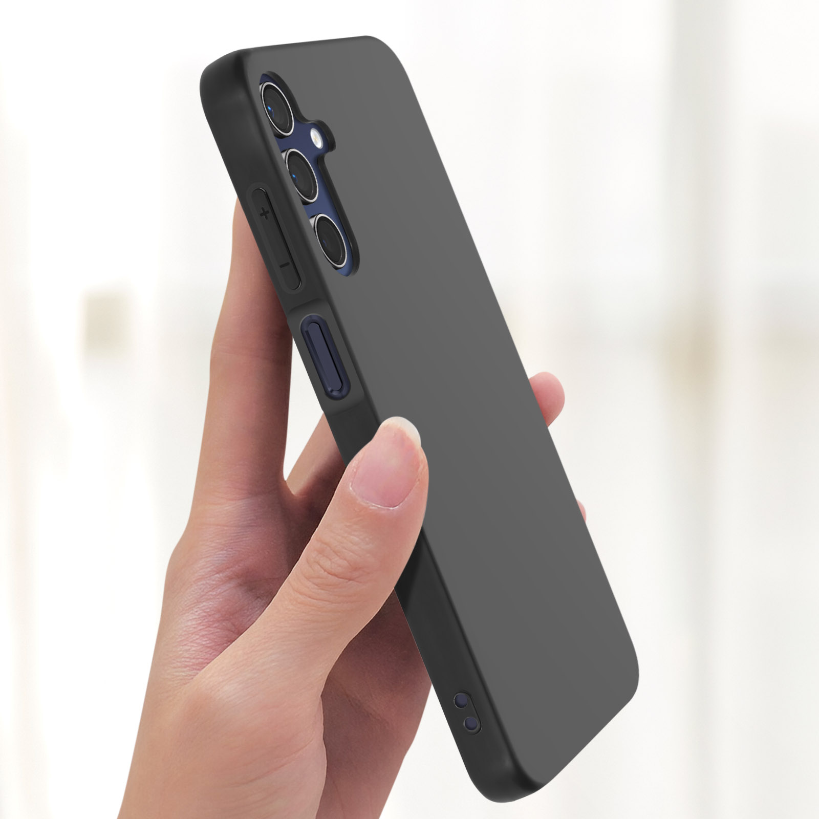 Una mano che tiene una custodia nera per telefono, con pulsanti e fotocamera.