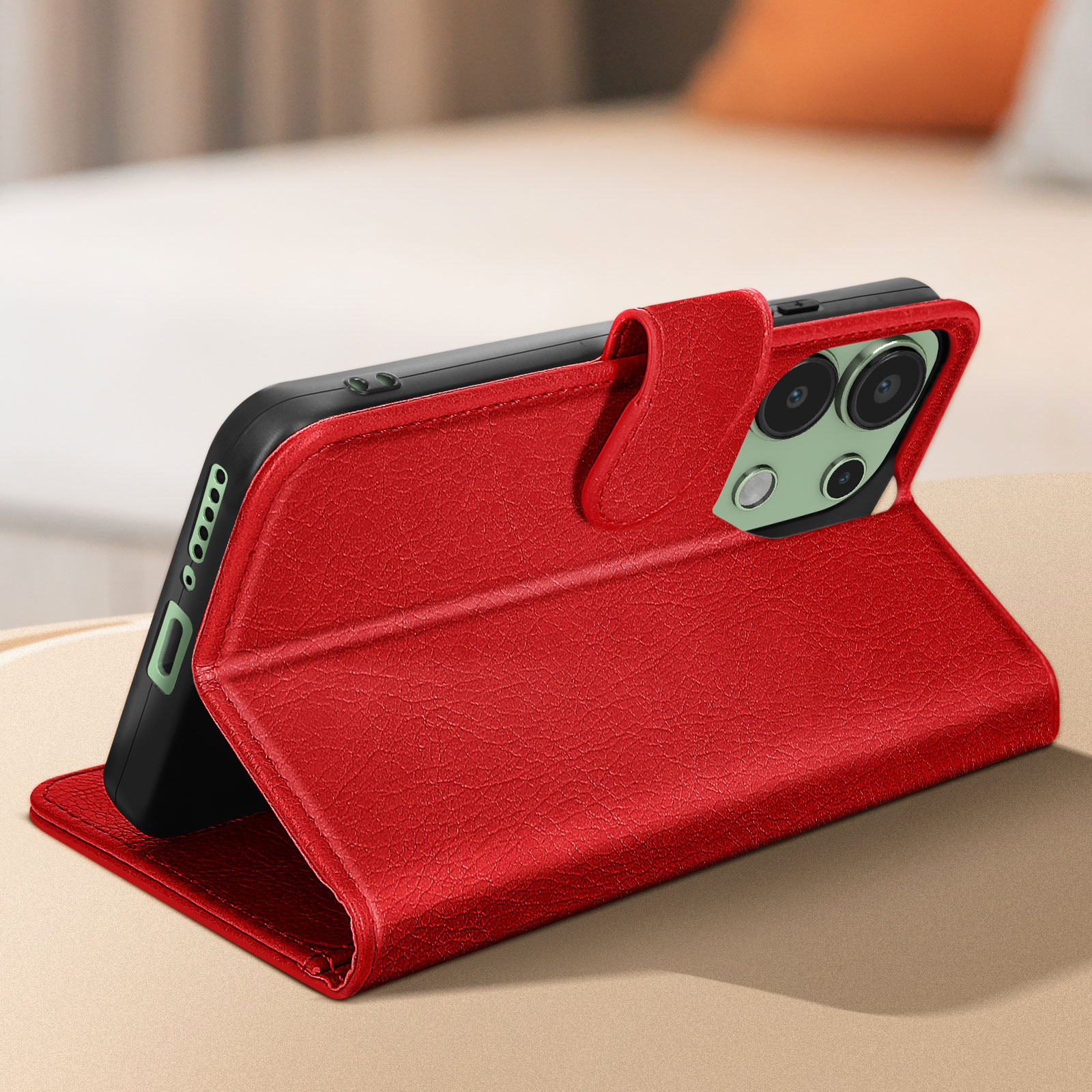 Una custodia per telefono in pelle rossa con un telefono all'interno, appoggiata su una superficie.
