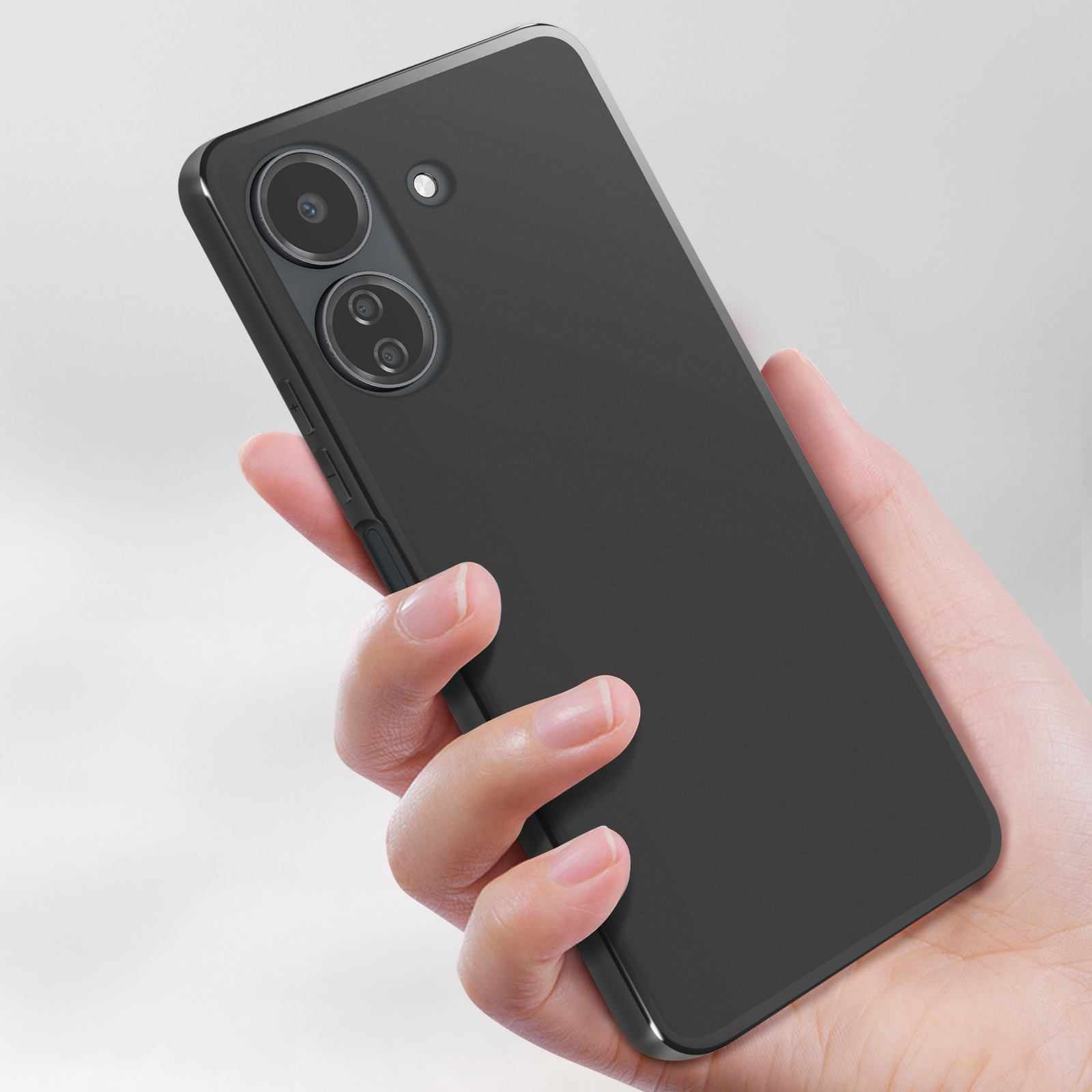 Un telefono nero tenuto in mano. Le lenti della fotocamera sono visibili.