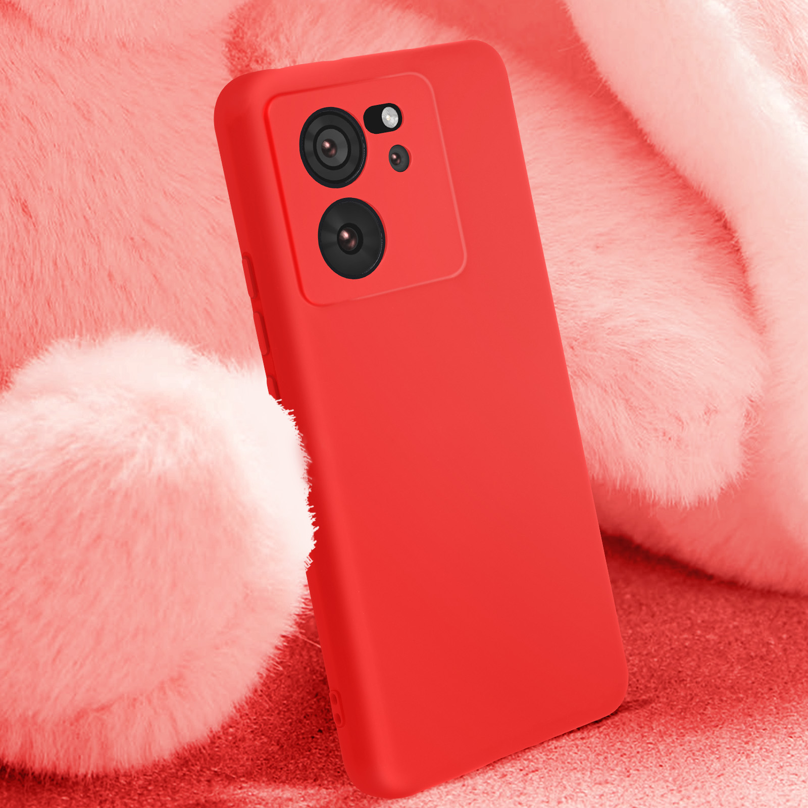 Rode telefoonhoes, op een rood fuzzy oppervlak, met twee cameralenzen.