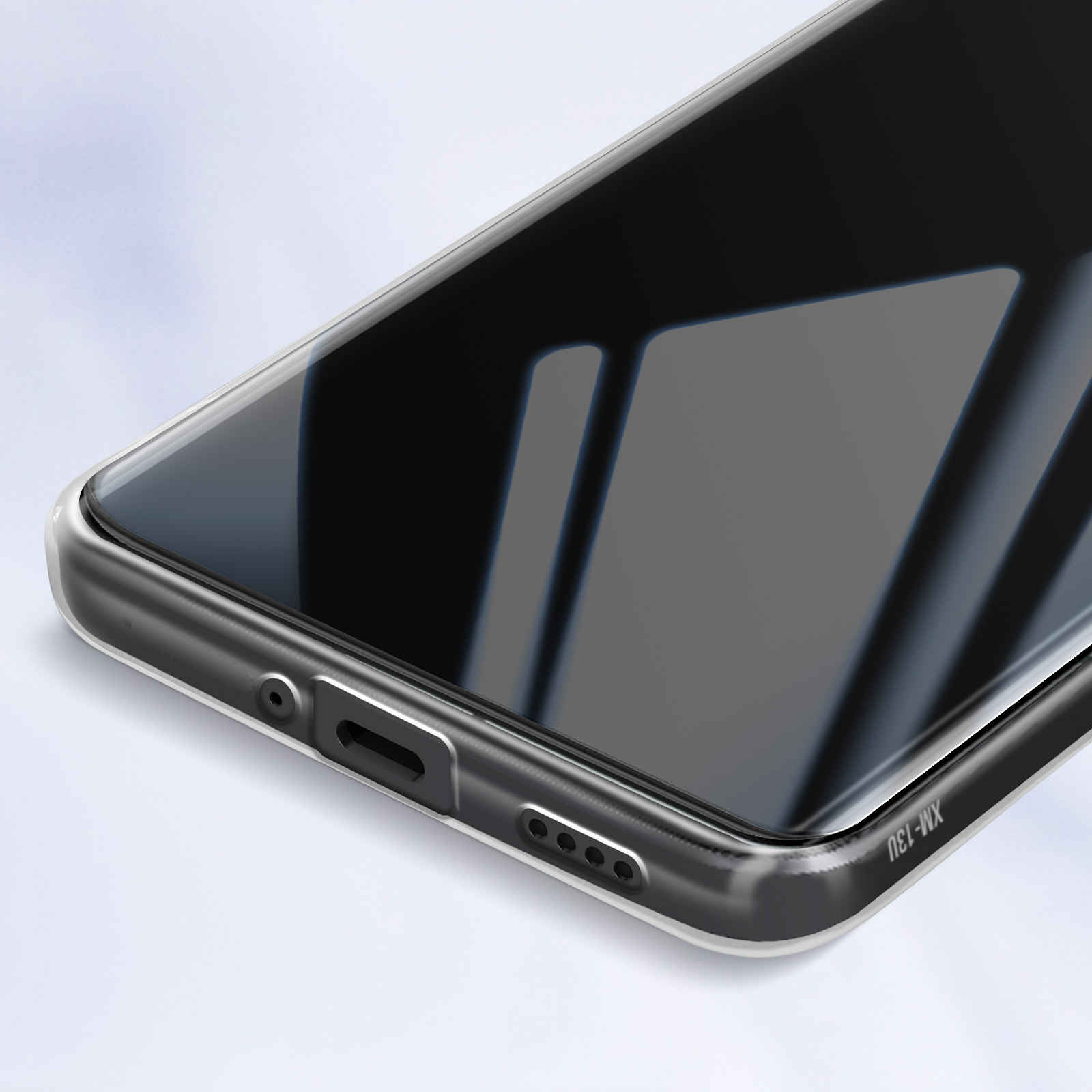 Primo piano della parte inferiore del telefono con la porta USB e i fori degli altoparlanti. La custodia è trasparente.