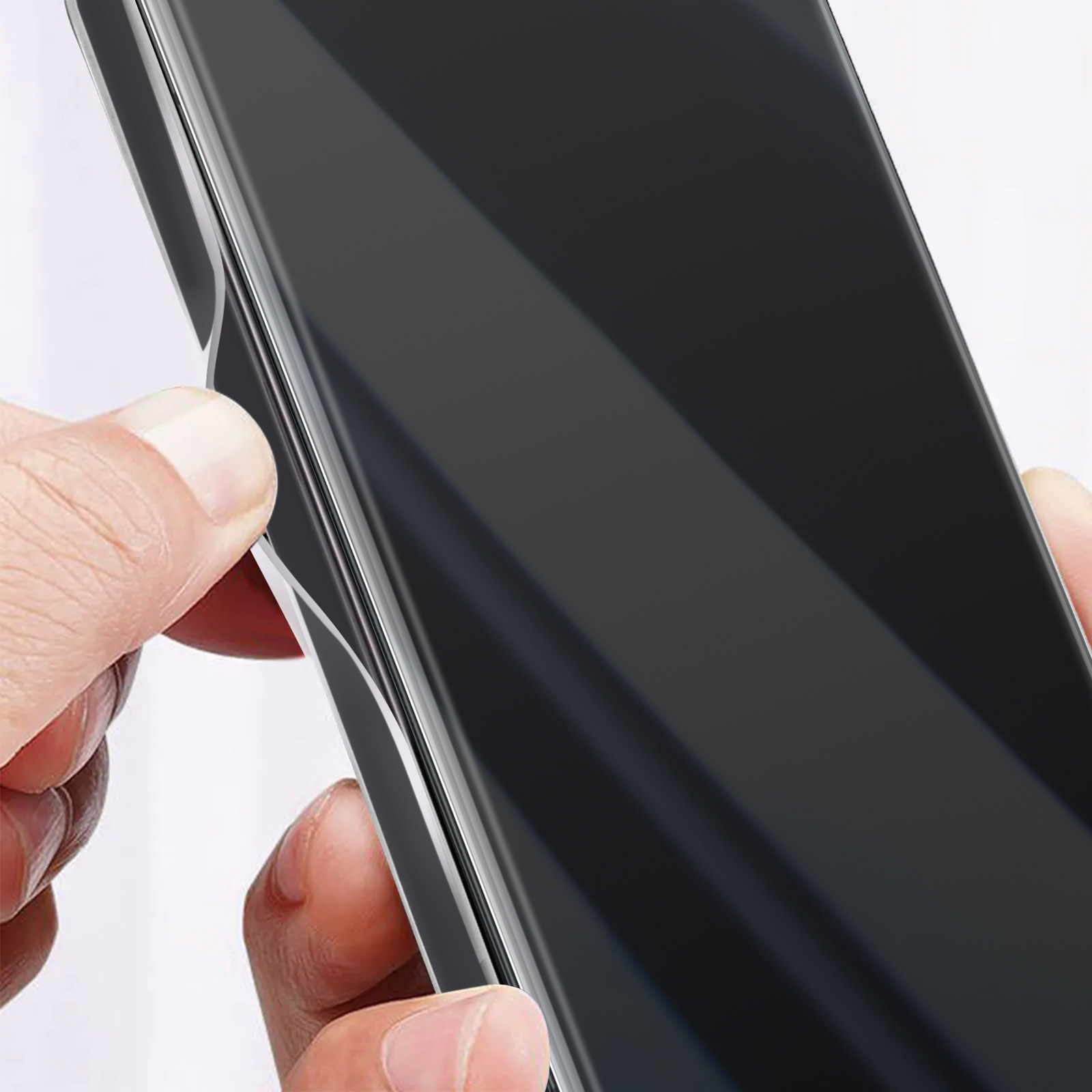 Primo piano di uno schermo nero del telefono con vetro protettivo, che riflette la luce.