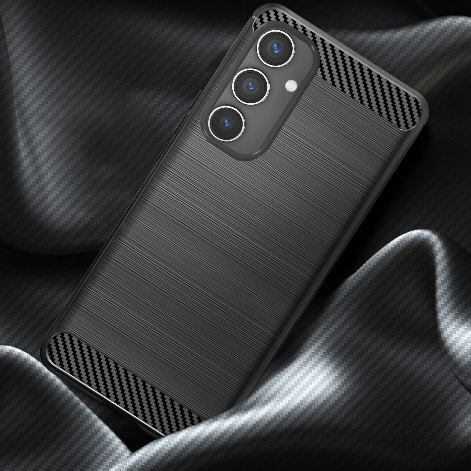 Eine schwarze Handyhülle mit einem Kohlefasermuster. Das Telefon befindet sich auf einer schwarzen Oberfläche.