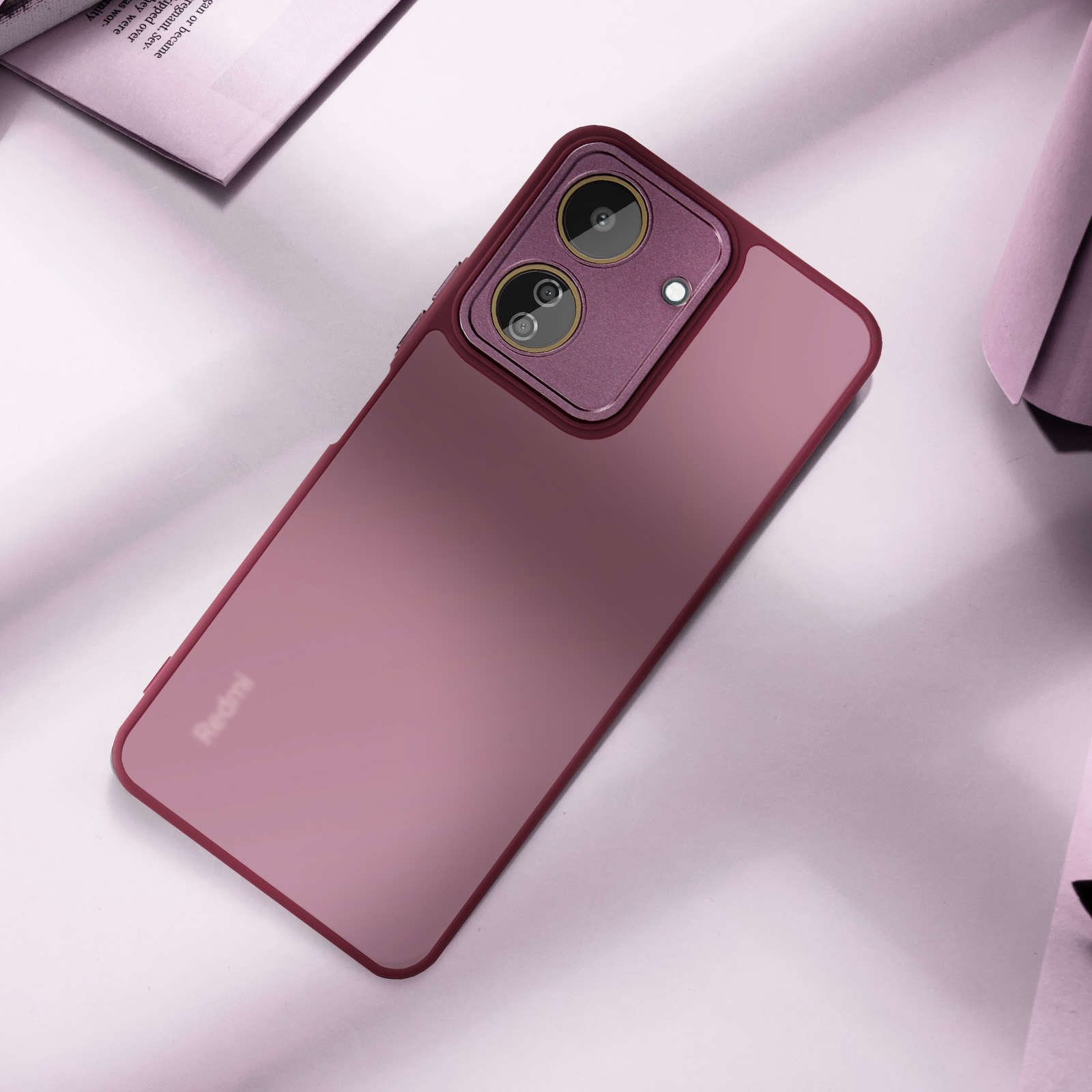 Una custodia per telefono su una superficie bianca. La custodia è rossa e ha il logo Redmi.