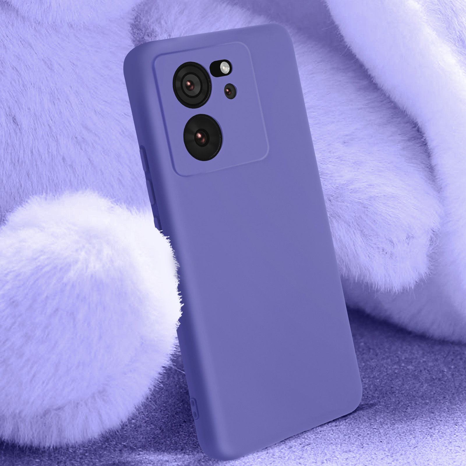 Paarse telefoonhoes. Twee cameralenzen en flitser zijn zichtbaar. Witte achtergrond.