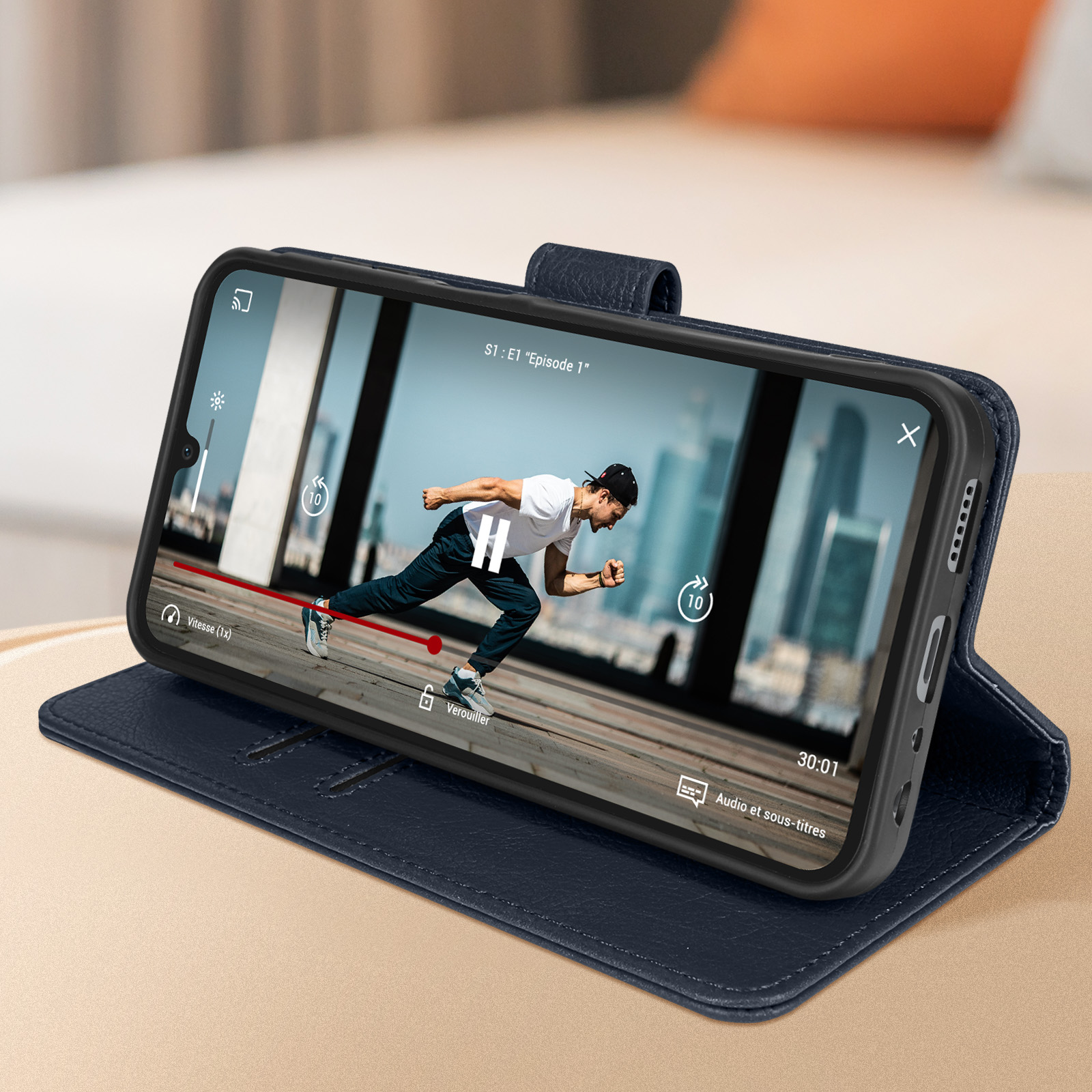 Custodia blu per telefono con un telefono che riproduce un video di un uomo che corre.