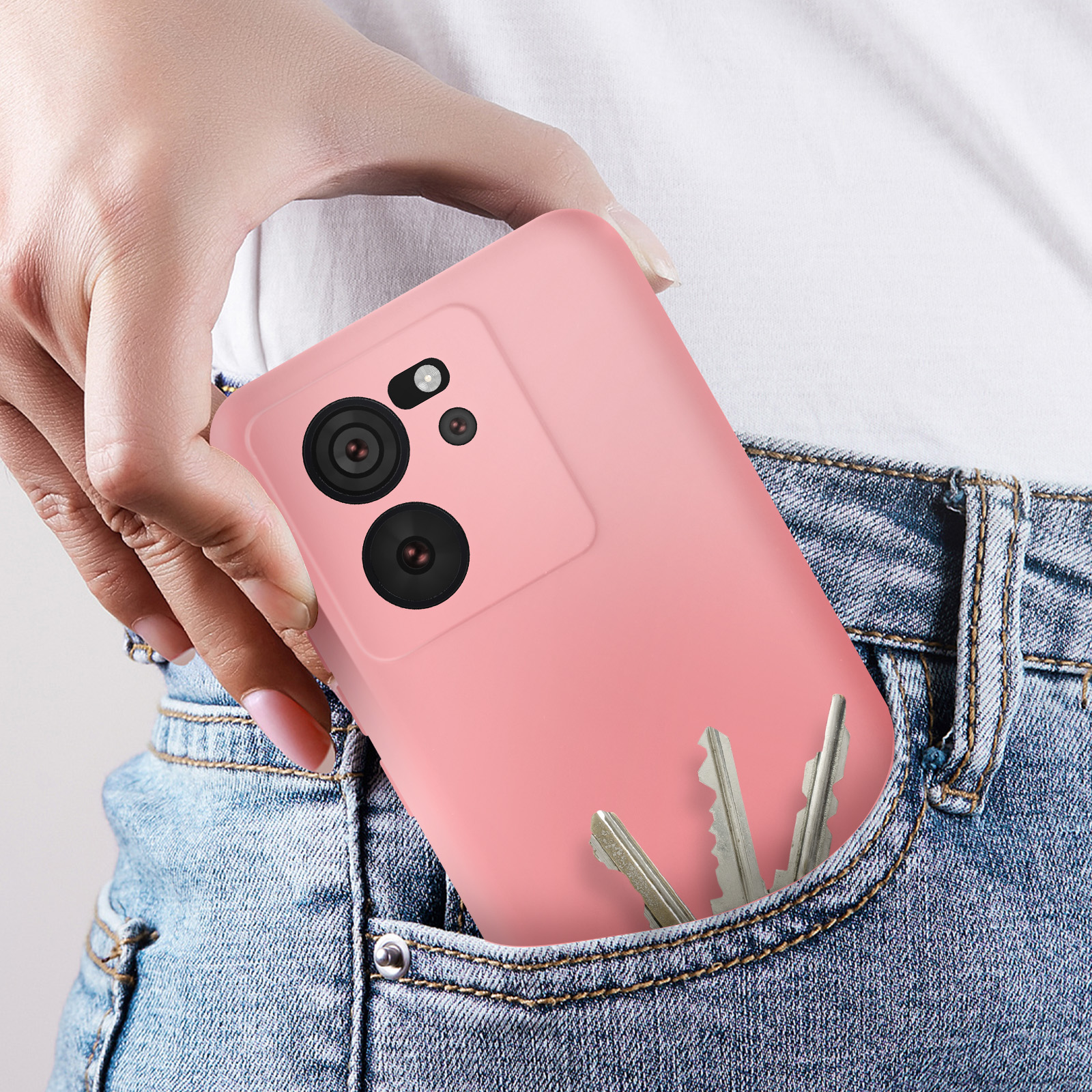 Roze telefoonhoesje in een jeanszak met sleutels.