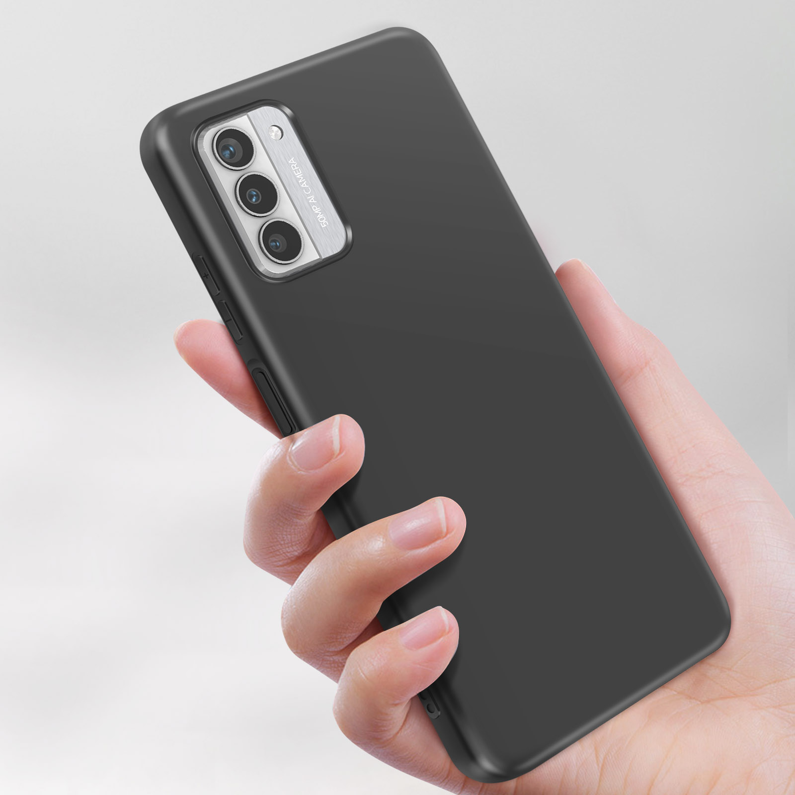 Mano che tiene un telefono nero. Il telefono ha tre fotocamere.