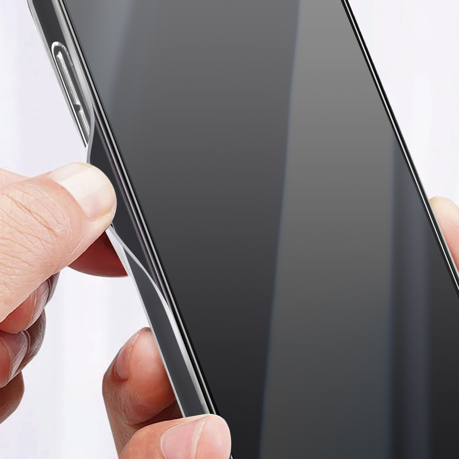 Eine Hand hält ein Telefon, Nahaufnahme. Das Telefon ist schwarz mit einer transparenten Hülle.