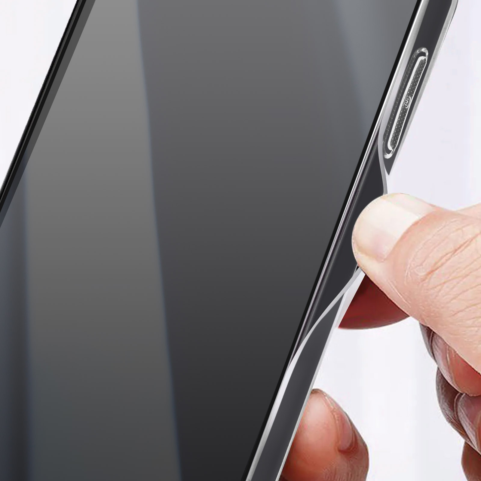 Mano che tocca lo schermo di un telefono, con superficie riflettente e cornice metallica.