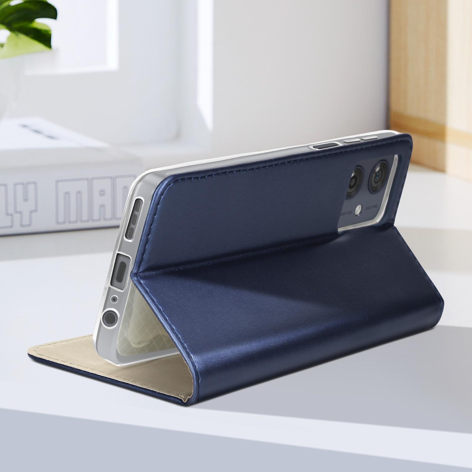 Custodia per telefono in pelle blu, aperta per rivelare un telefono. Il telefono è angolato, mostrando schermo e fotocamera.
