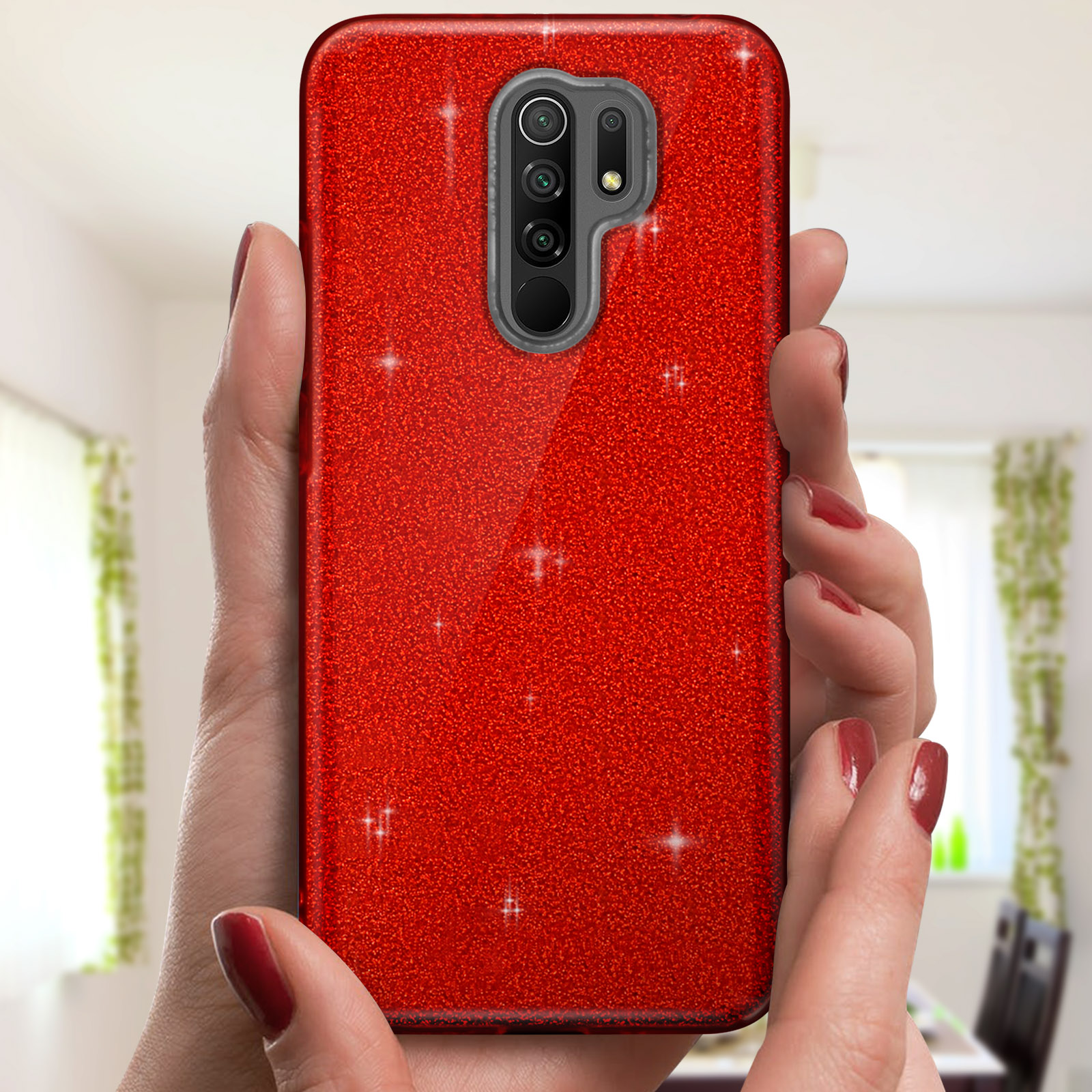 Vrouwenhanden die een rode glitter telefoonhoes vasthouden met een camera. Schitterende sterren zijn zichtbaar.