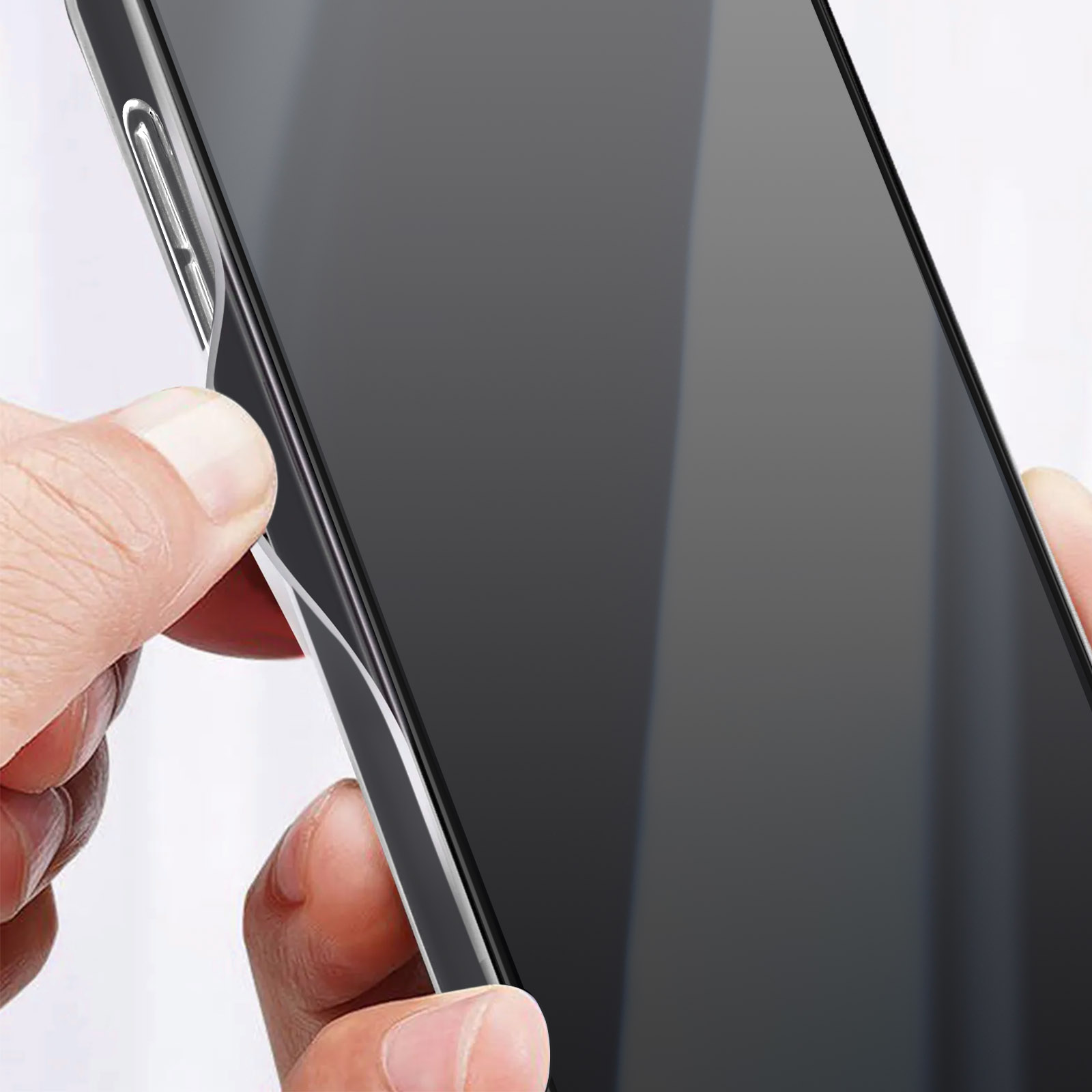 Eine Hand, die einen klaren Displayschutz für das Telefon hält.