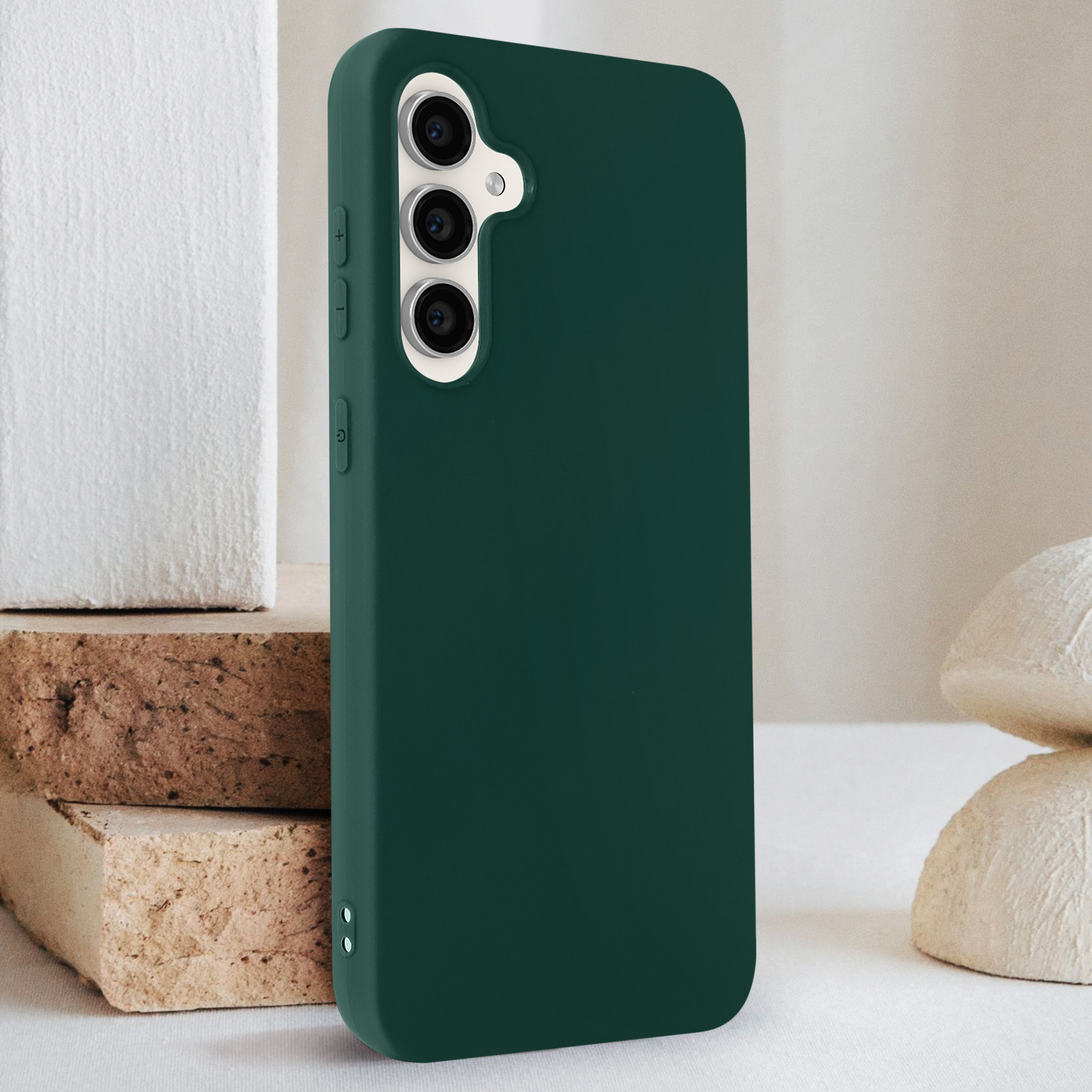 Una custodia per telefono verde scuro con configurazione a tripla fotocamera, su sfondo neutro.