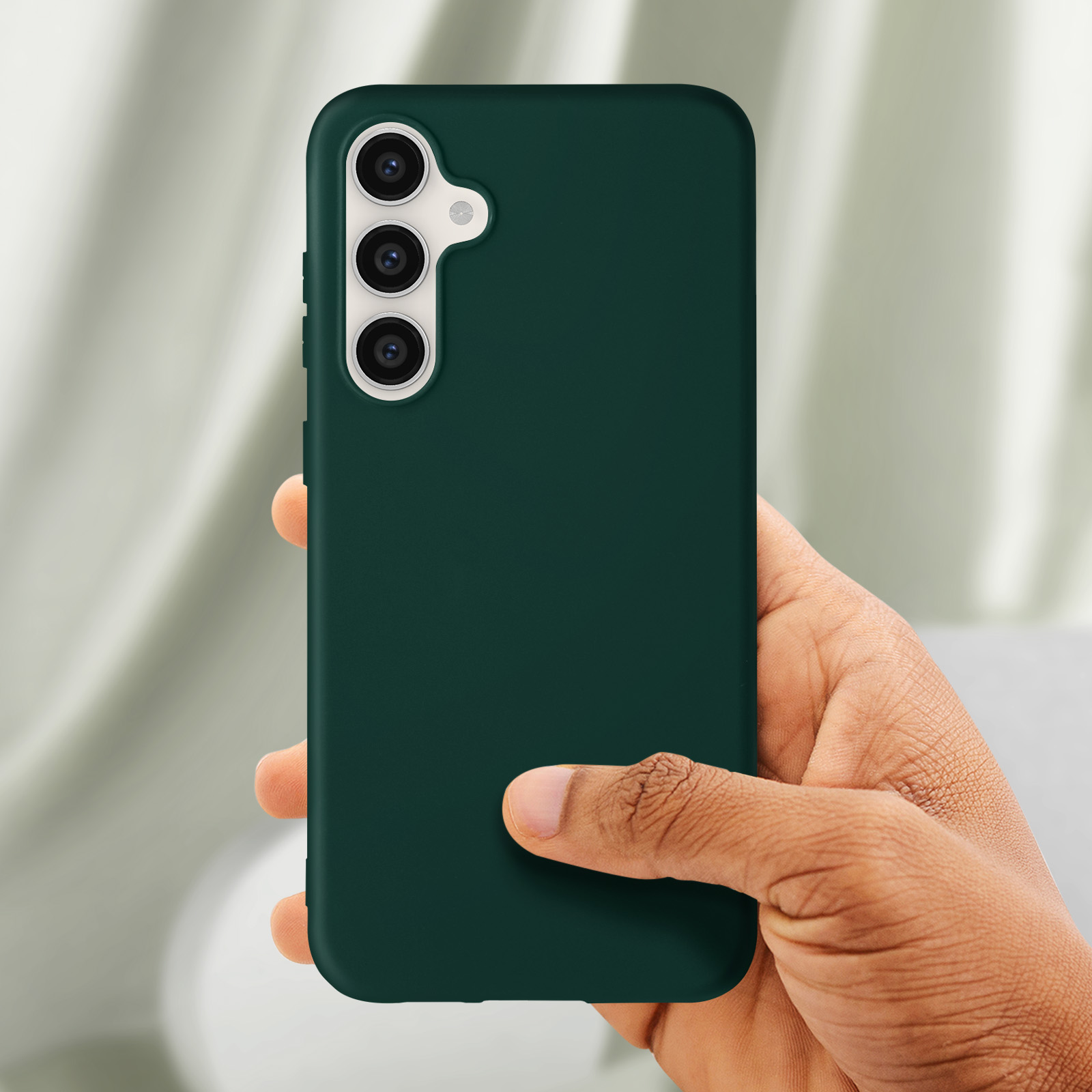 Una mano tiene una custodia verde per telefono. La custodia copre il telefono.
