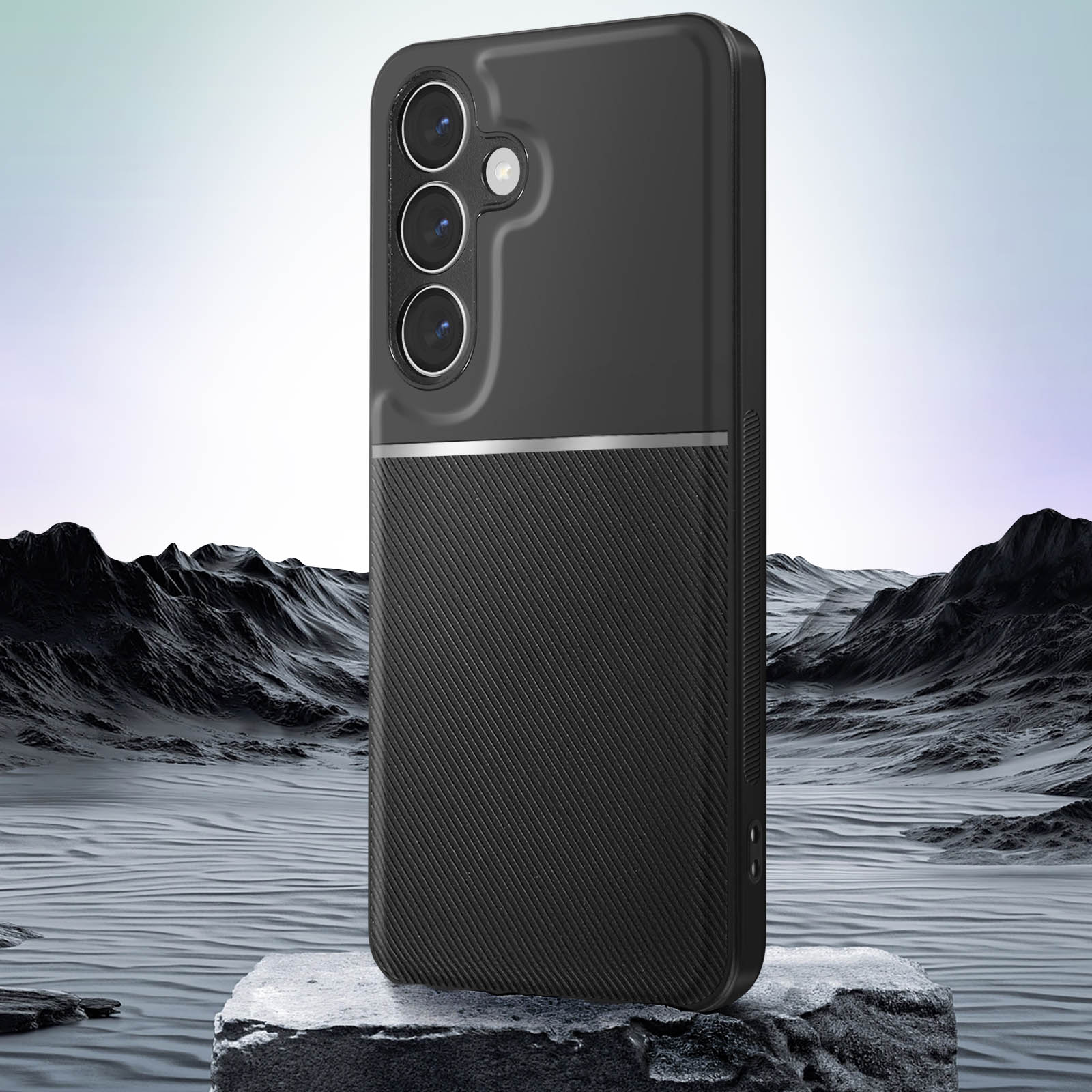 Telefono nero in una custodia, in piedi su una pietra. Lo sfondo mostra un paesaggio con montagne.