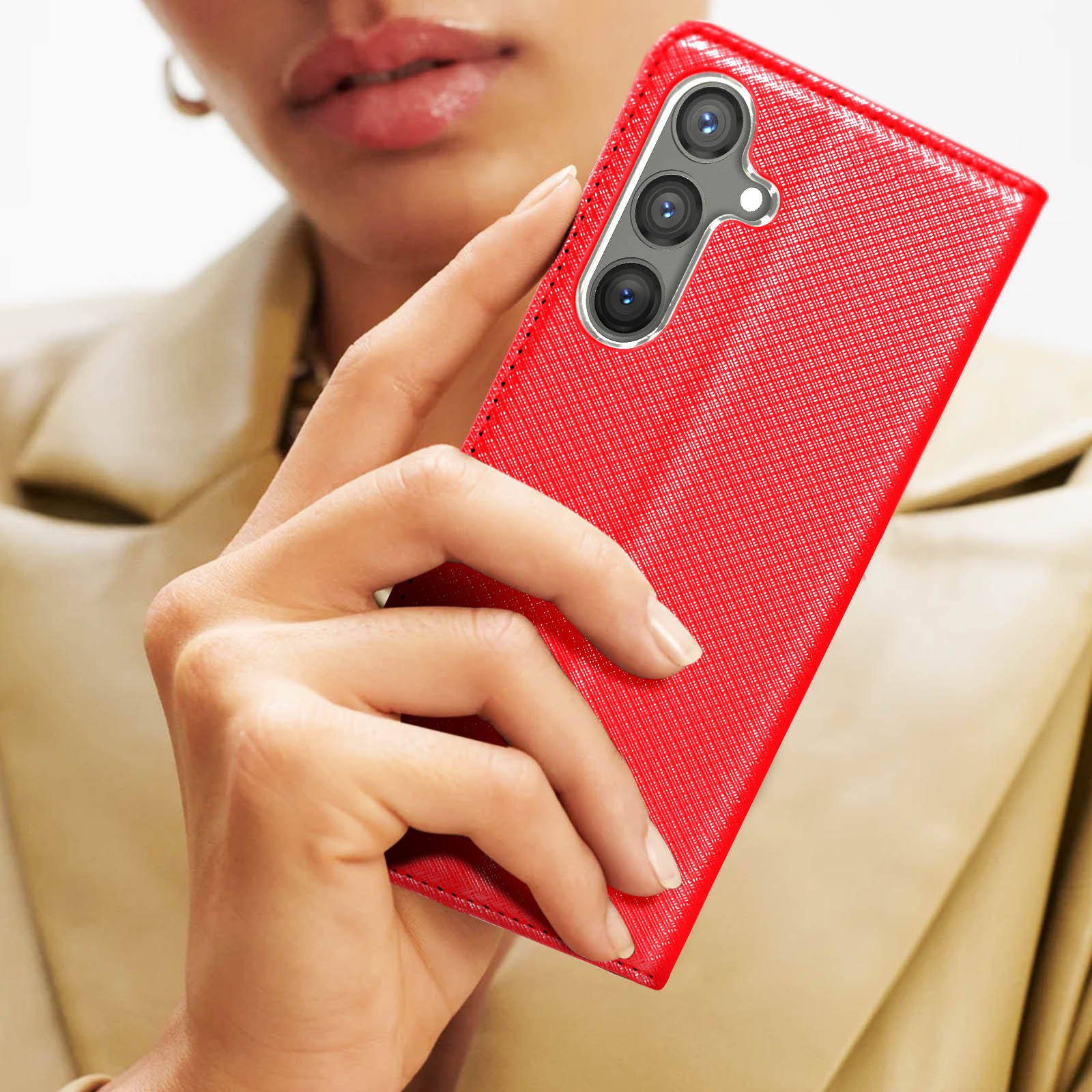 Coque rouge à motif texturé, tenue par une personne.