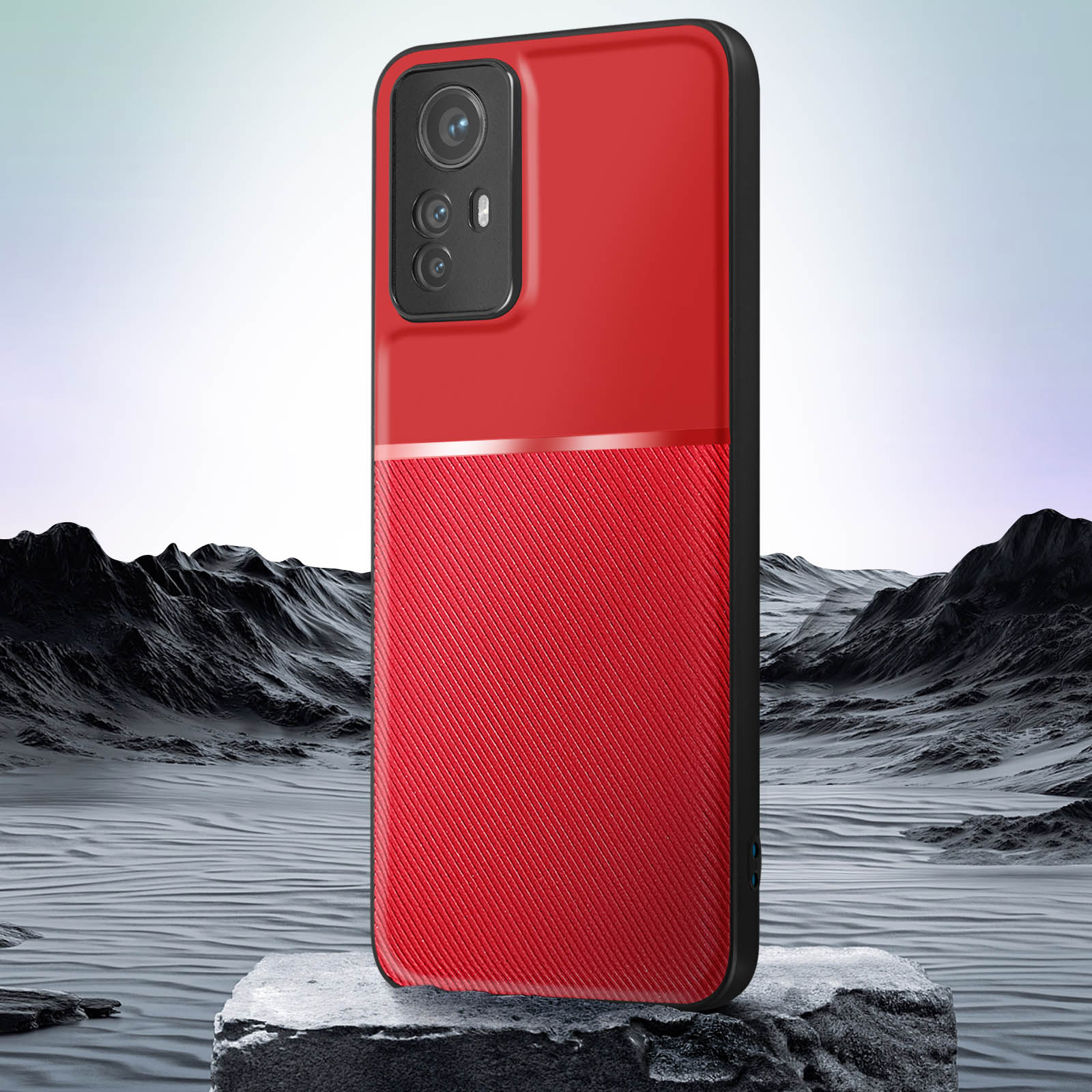 Una custodia per telefono rossa e nera su un supporto. Lo sfondo è un'immagine di paesaggio.