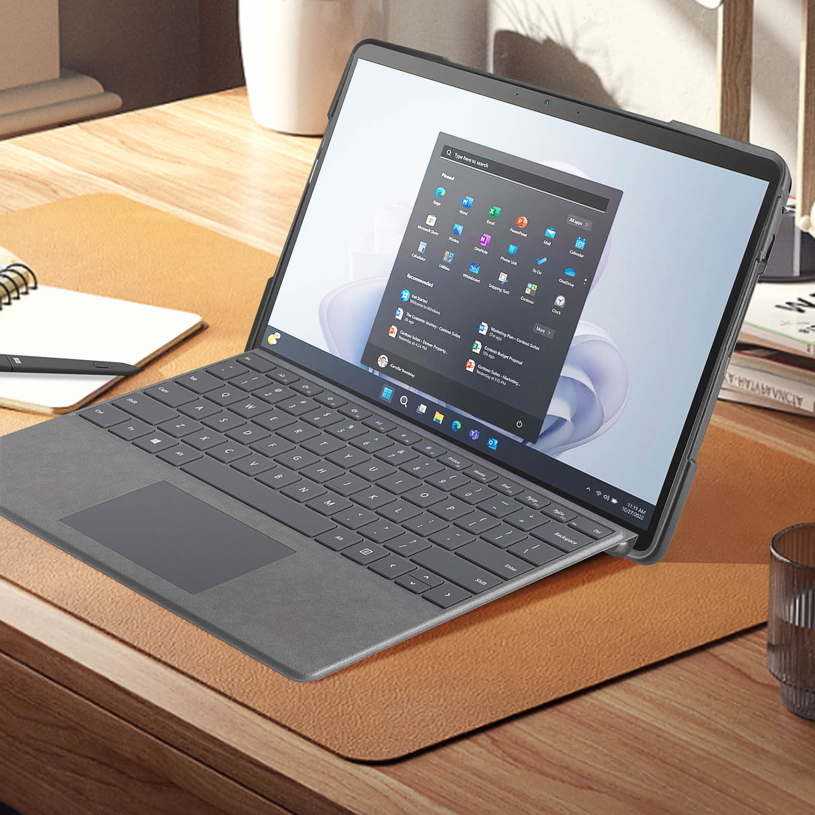 Tablet con tastiera collegata sulla scrivania. Lo schermo mostra l'interfaccia di Windows.