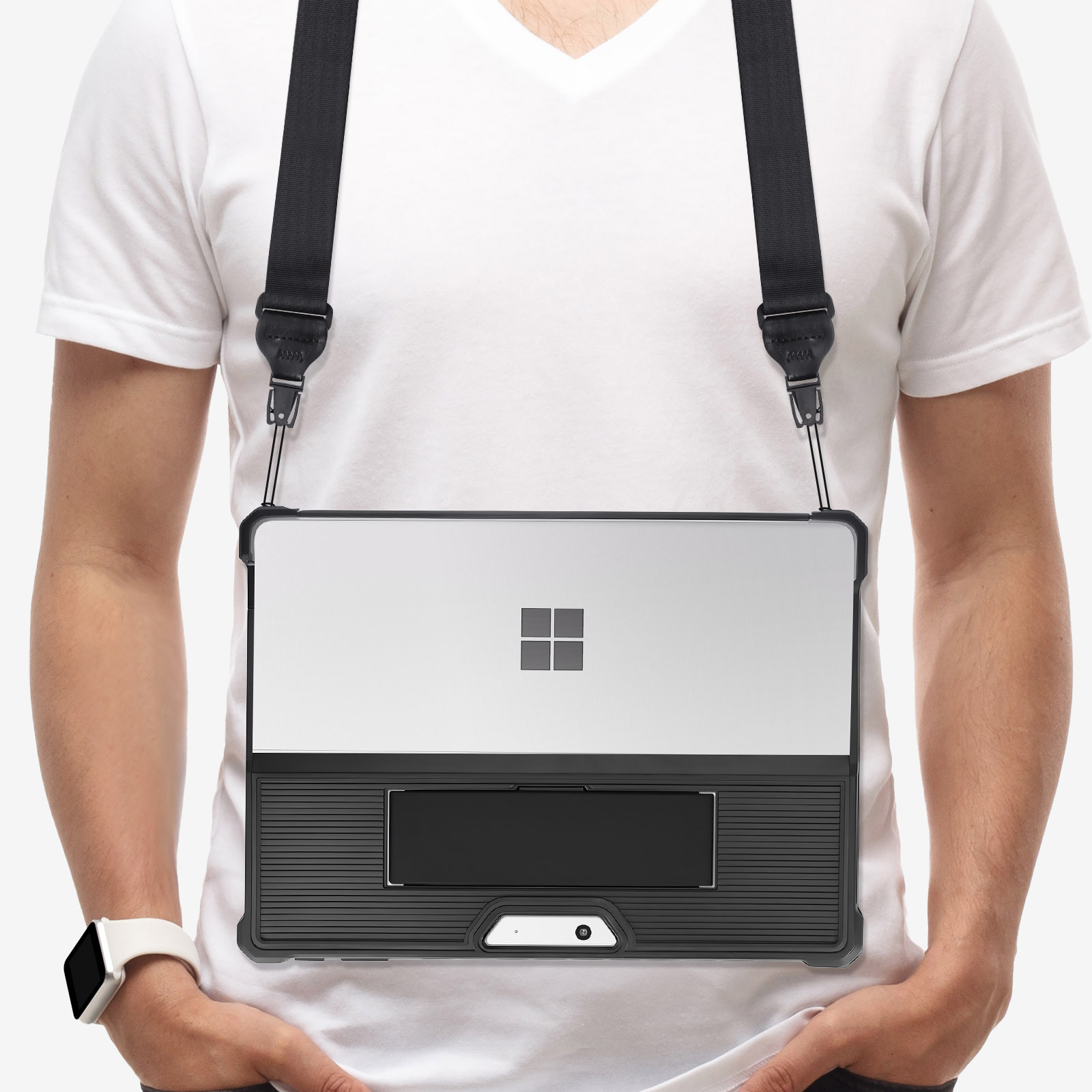 Un uomo con una camicia bianca con un laptop.
