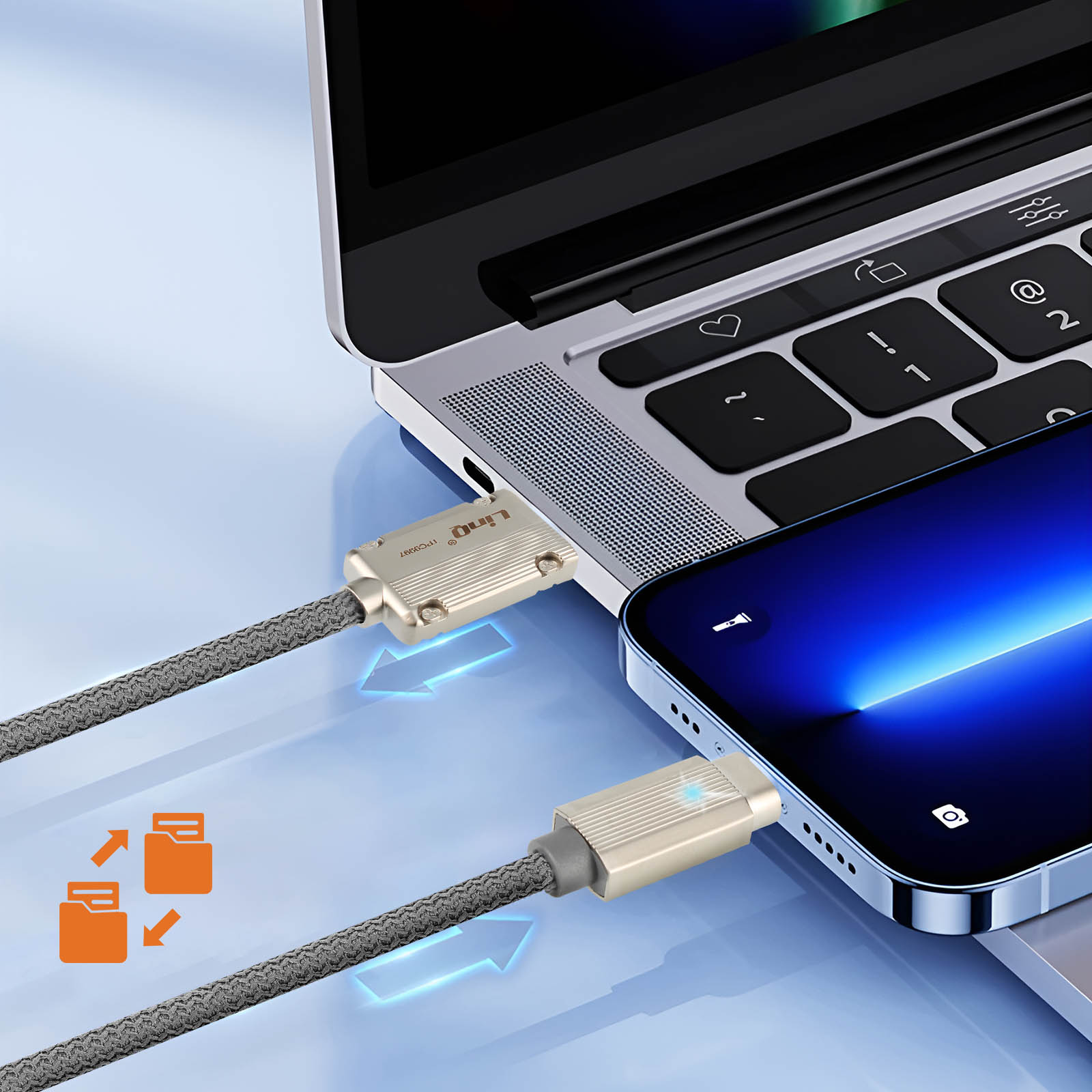 Ein silbernes USB-C-Kabel ist mit einem Laptop und einem Telefon verbunden. Das Telefon befindet sich rechts und zeigt die Ladeschnittstelle.