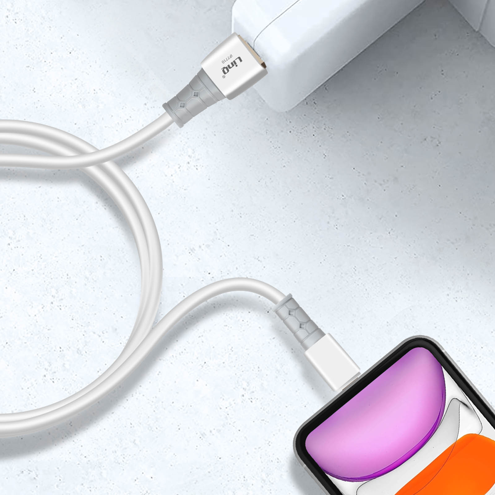 Weißes Ladekabel an ein Ladegerät und ein Telefon angeschlossen. Der Hintergrund ist unscharf.