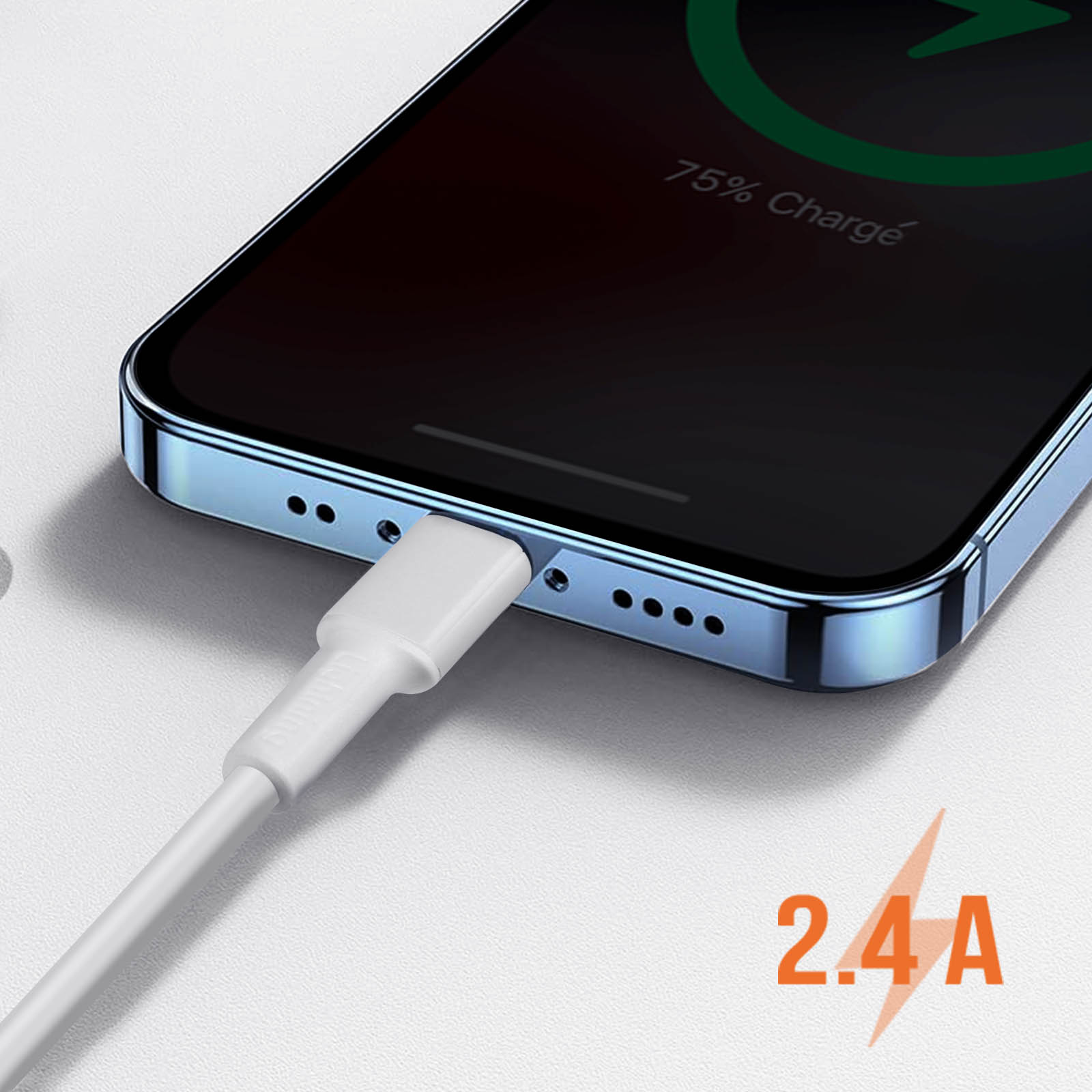 Smartphone wird geladen. Ein weißes Ladekabel ist eingesteckt. Das Telefon ist blau.