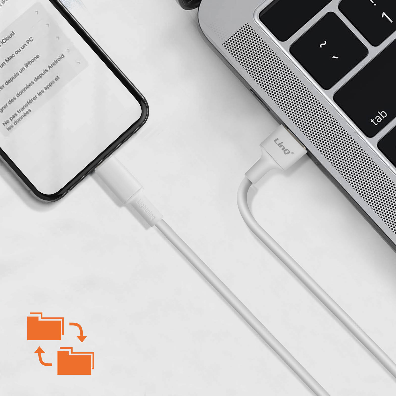 Ein Telefon ist mit einem weißen Ladekabel mit einem Laptop verbunden. Symbole auf dem Telefon.