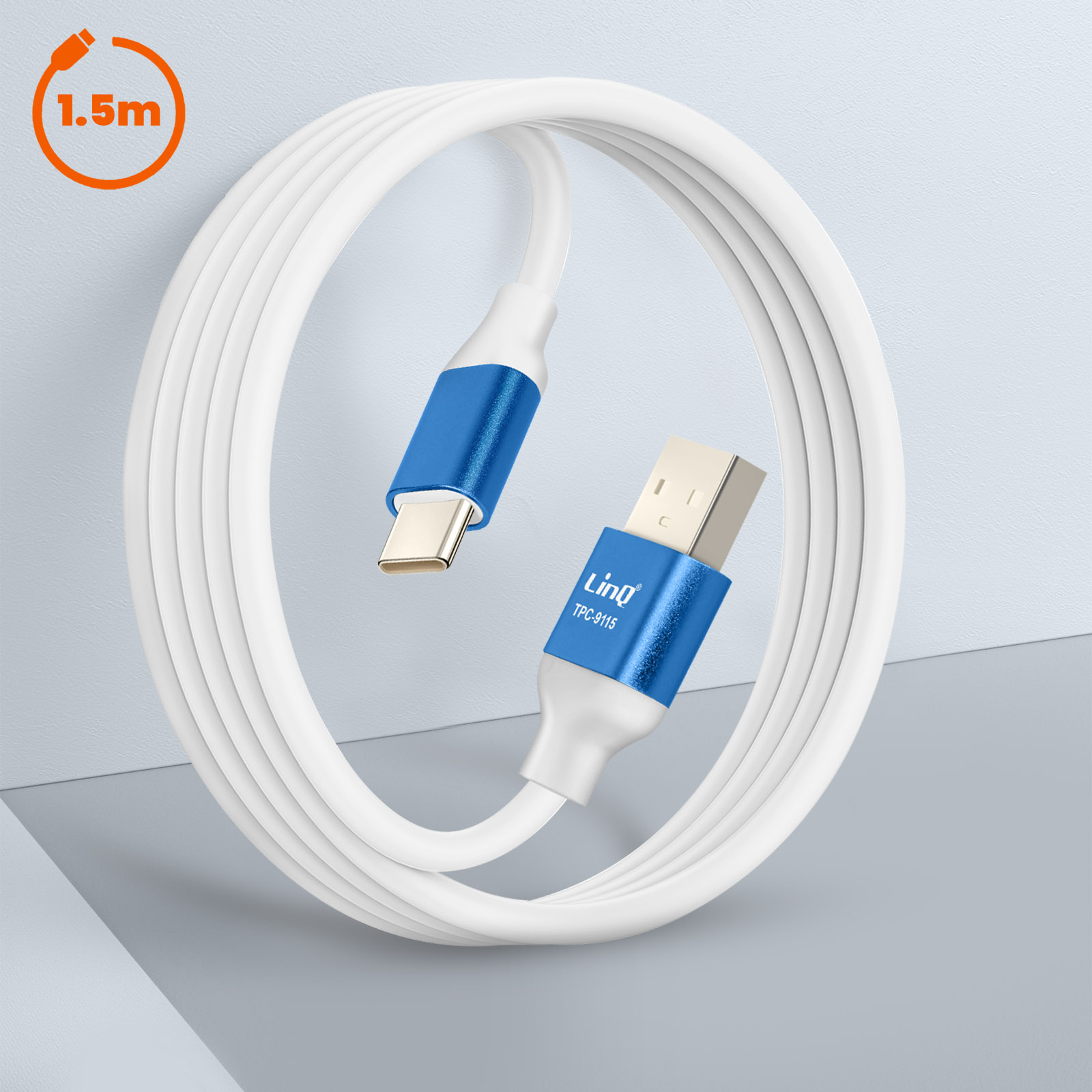 Cavo USB-C bianco con dettagli blu, arrotolato, su sfondo.