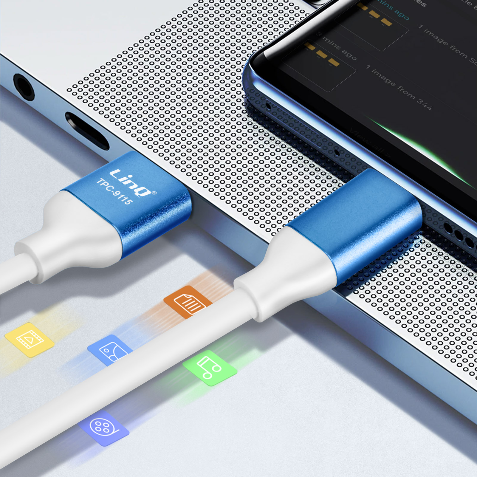 Un cavo USB bianco con connettori blu. Collegato a un telefono e un laptop.