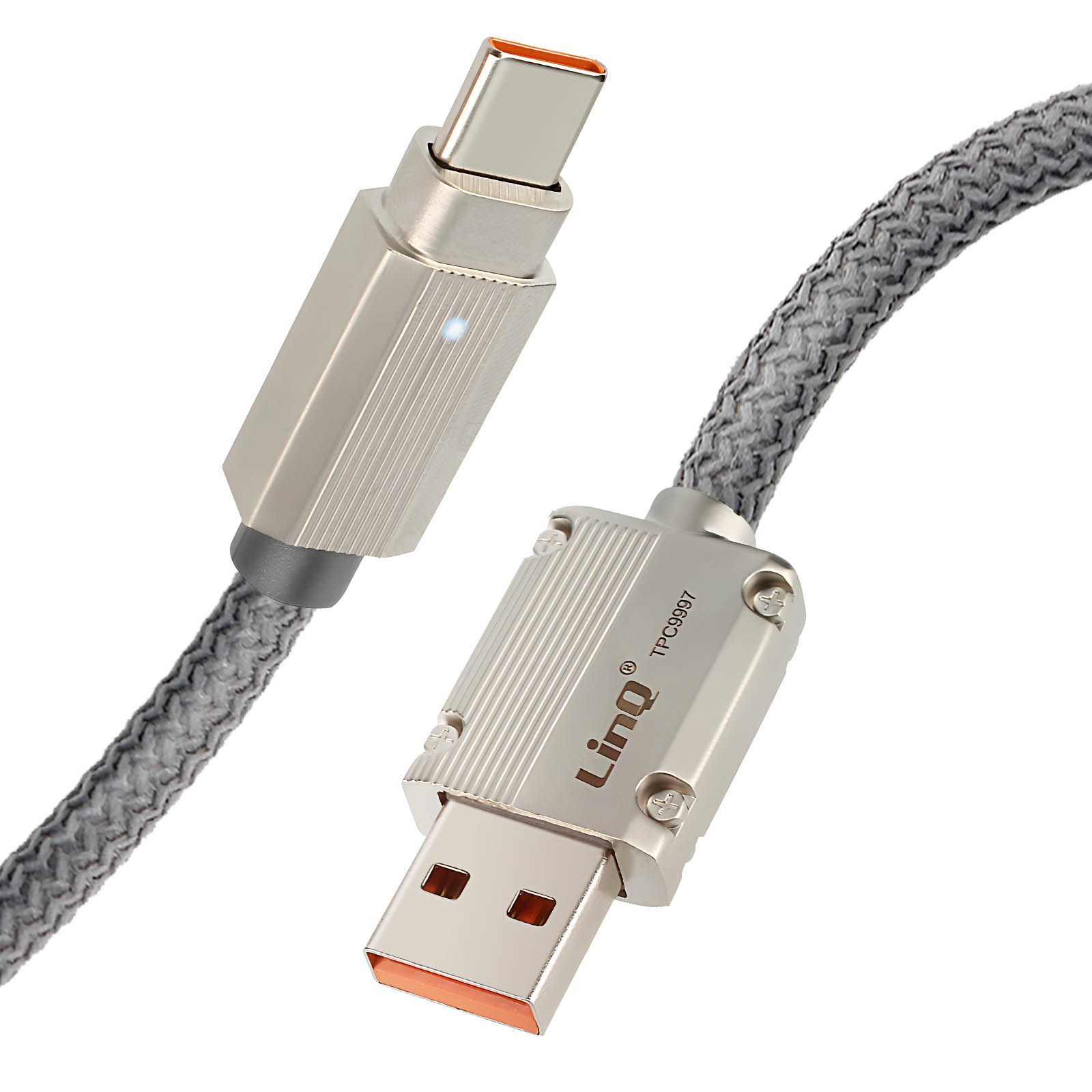 Cavo USB-C a USB argentato con sezione intrecciata grigia, isolato su sfondo bianco.