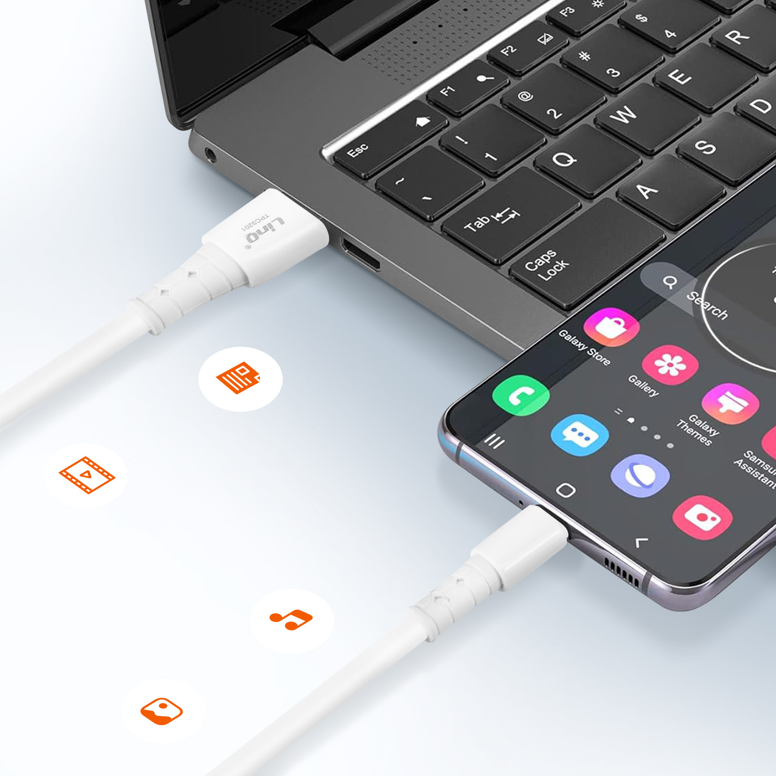 Un telefono e un laptop sono collegati da un cavo. Varie icone di app sono sullo schermo del telefono.