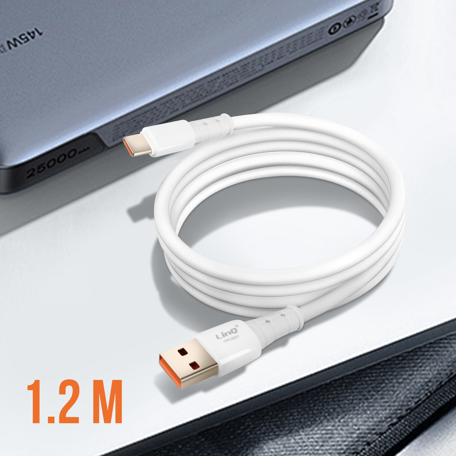 Cavo USB-C bianco con estremità arancioni. Il cavo è lungo 1,2 metri. È appoggiato su una superficie.