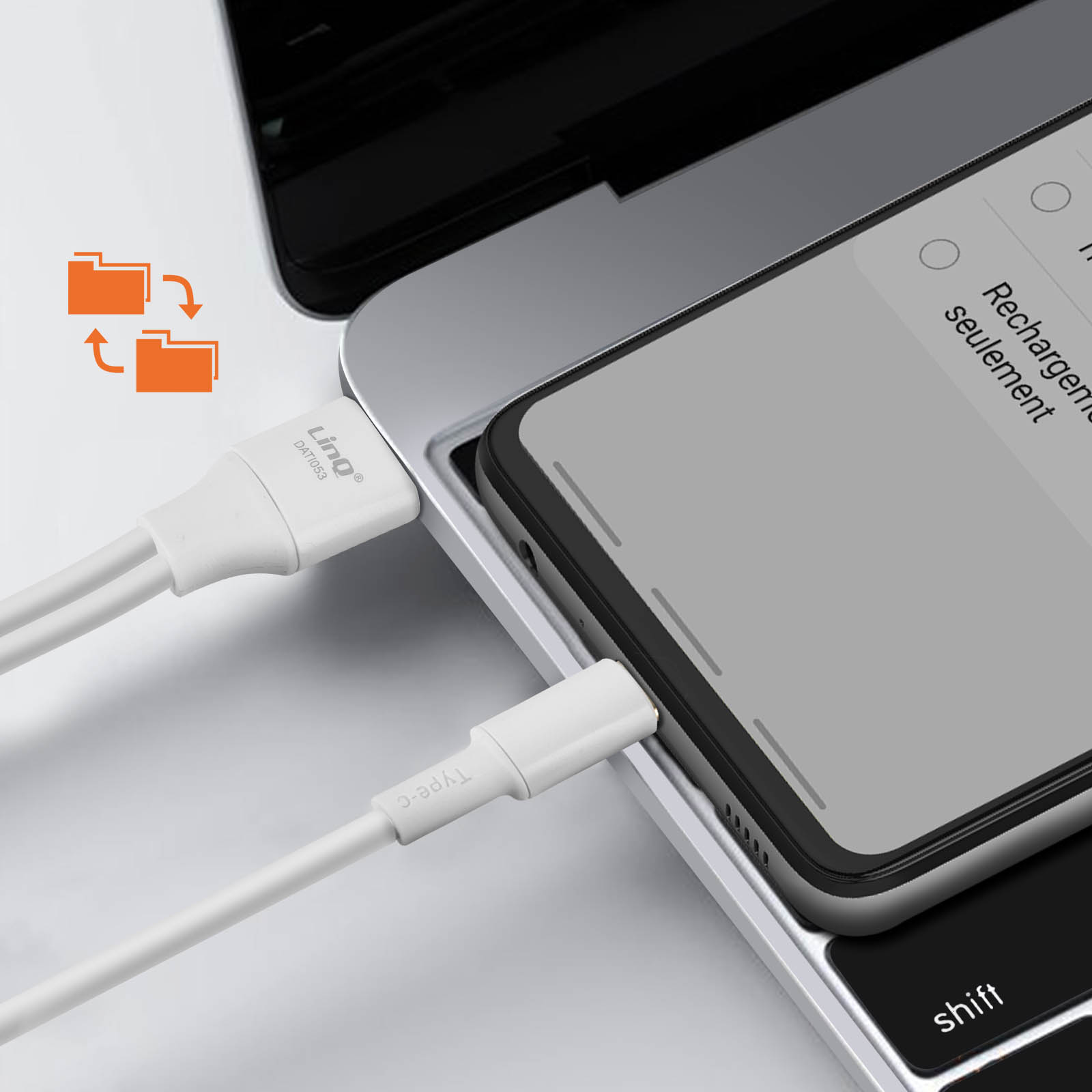 Un cavo bianco collegato a un laptop e a un telefono. Lo schermo del telefono mostra un menu.