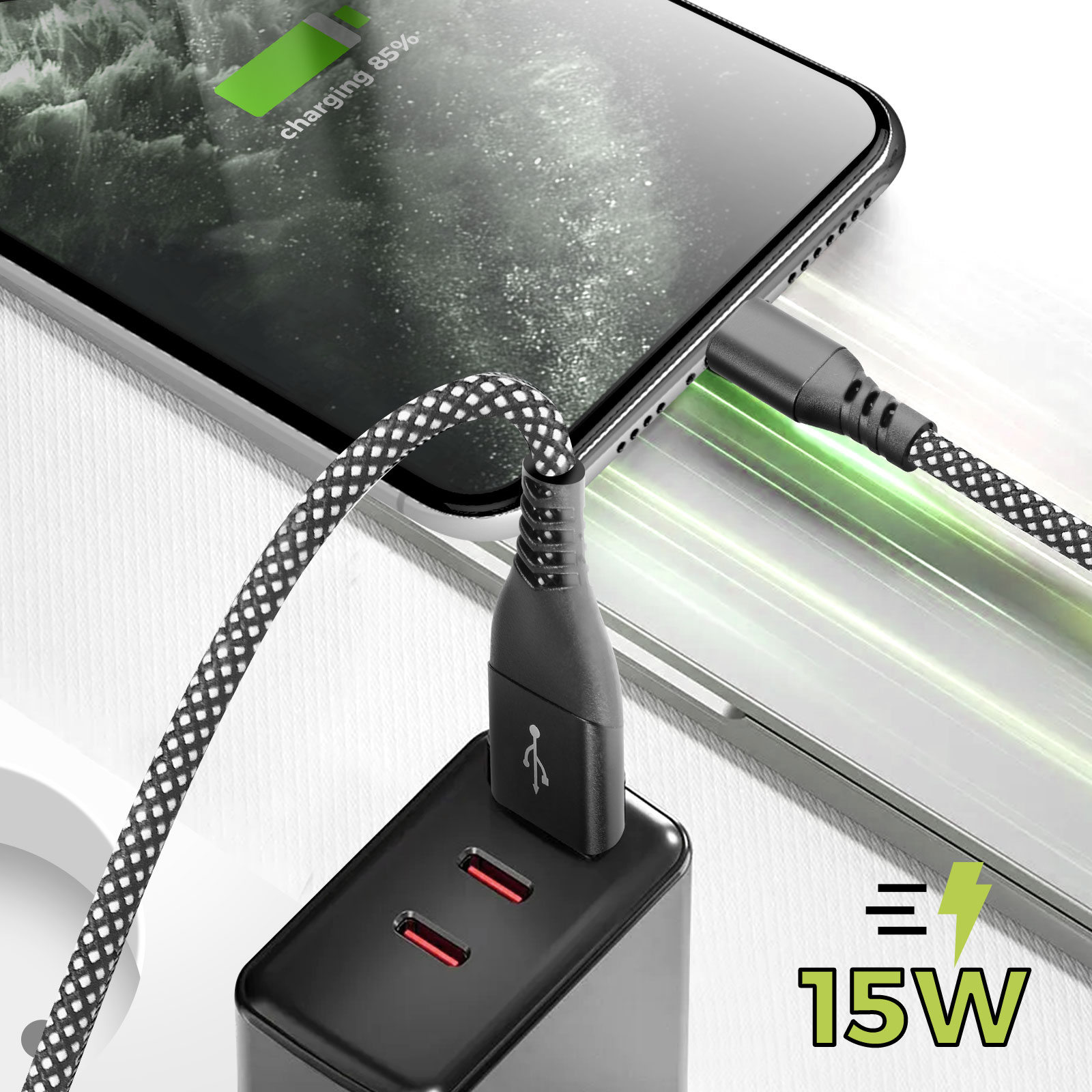Un téléphone en charge avec un chargeur noir. L'écran affiche 85% de charge.