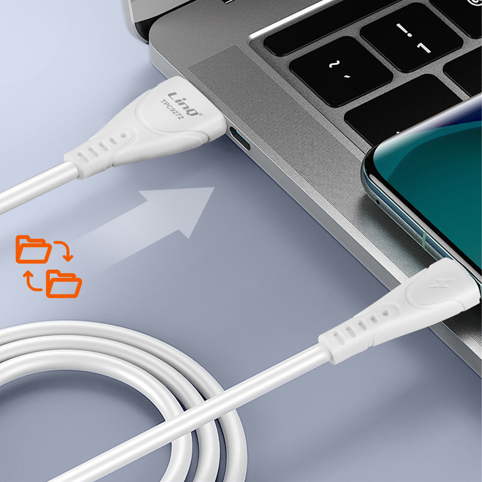 Cavo USB bianco collegato a laptop e telefono. Icona di trasferimento. Sfondo viola chiaro.