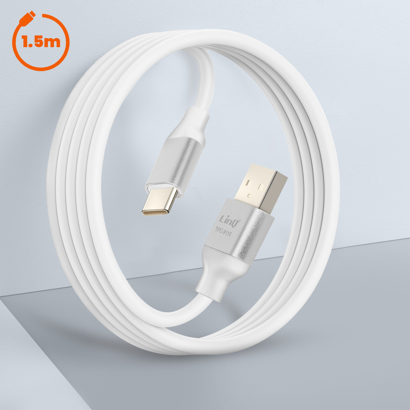 Câble blanc USB-C vers USB-A, enroulé, avec une étiquette de 1,5m.